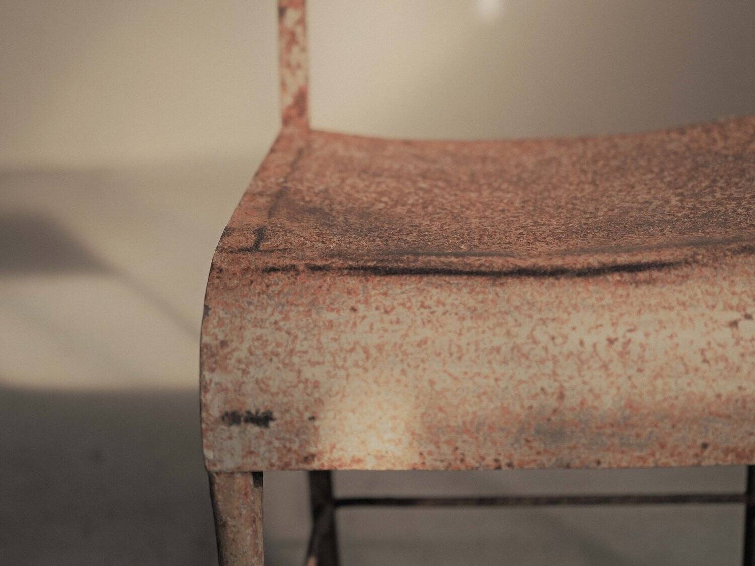 Paire de chaises en acier et tôle rivetée, vers 1920