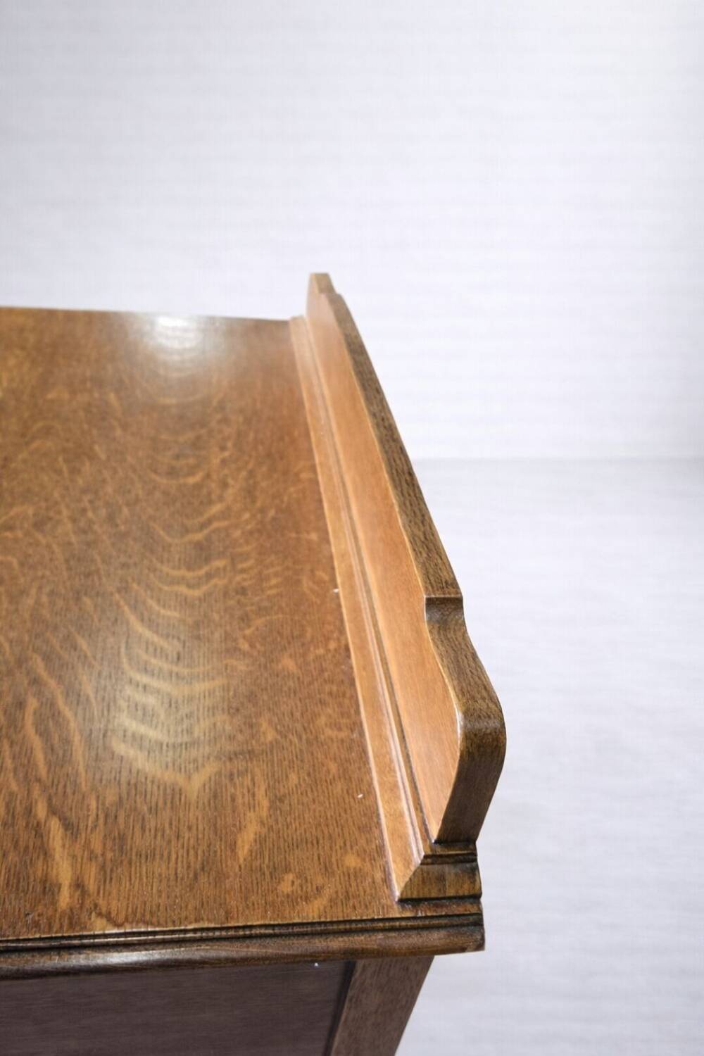 Antique English oak commode with a backrest, 3 drawers.