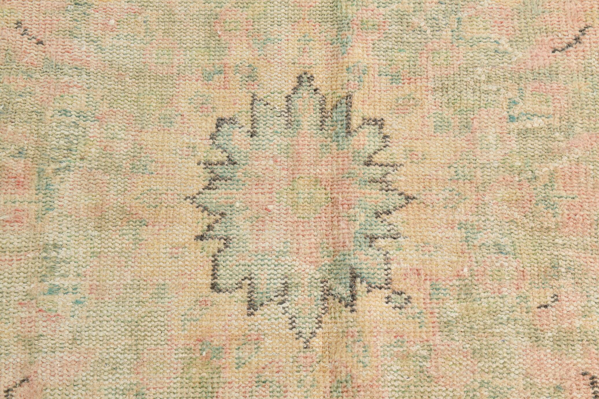Tapis d’Anatolie ancien tons pastel rose poudré et vert, 231x330 Cm