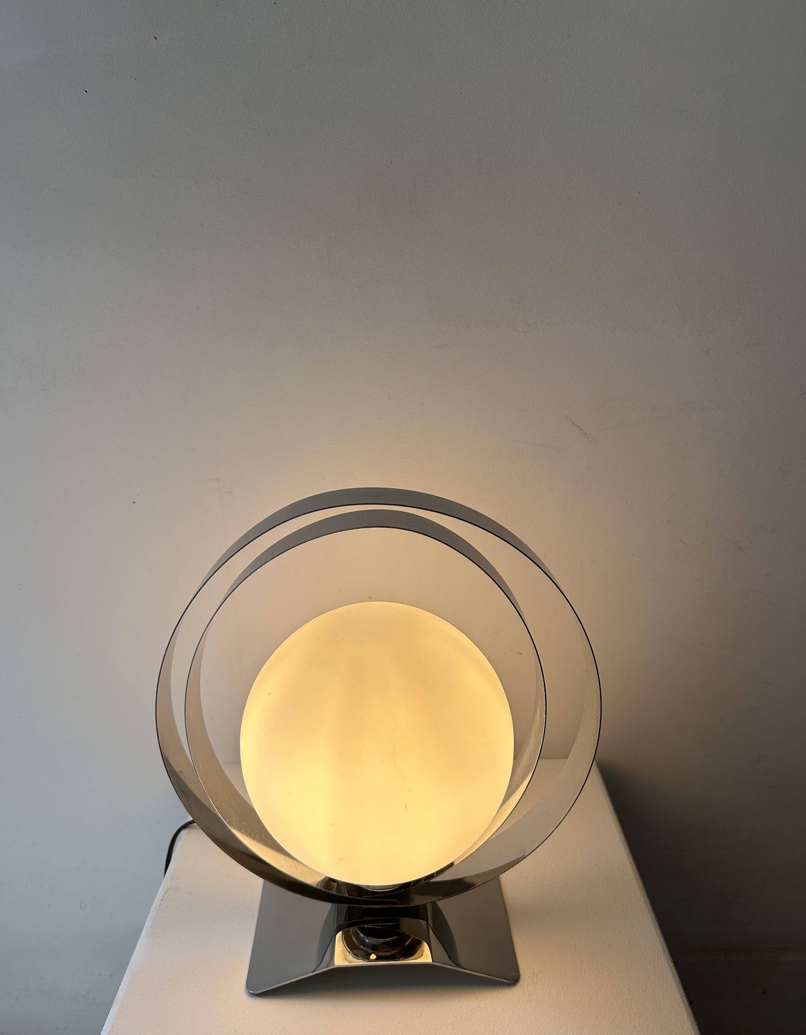 Lampe de table vintage, chrome et opaline, France 1970