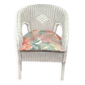 Fauteuil en rotin blanc avec assez vintage