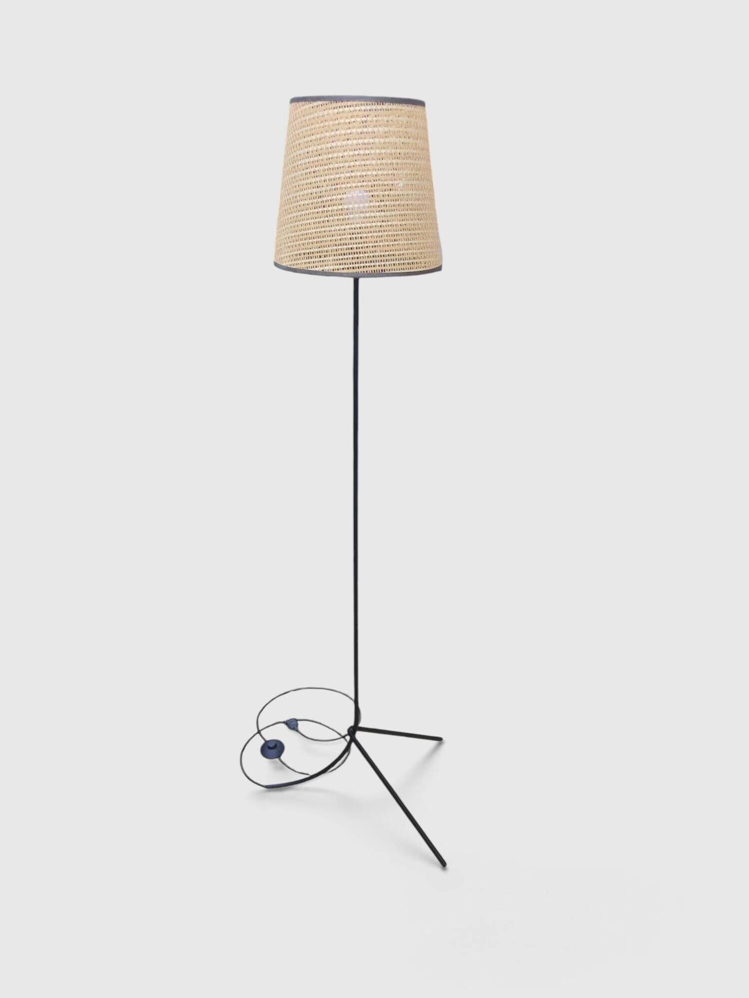 Modernist tripod floor lamp in black metal and cane from the 1950s/1960s.