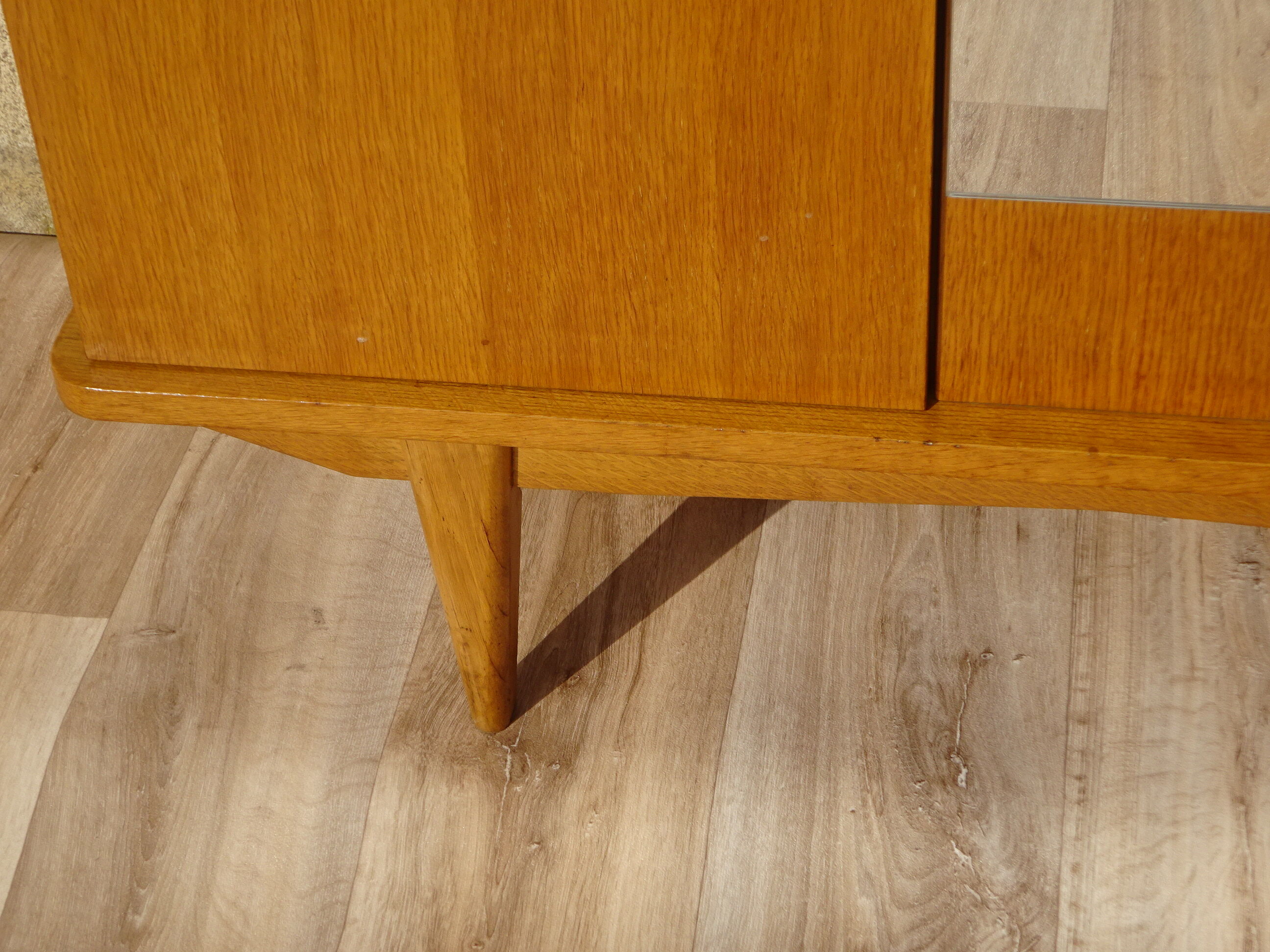 Armoire vintage, pieds compas