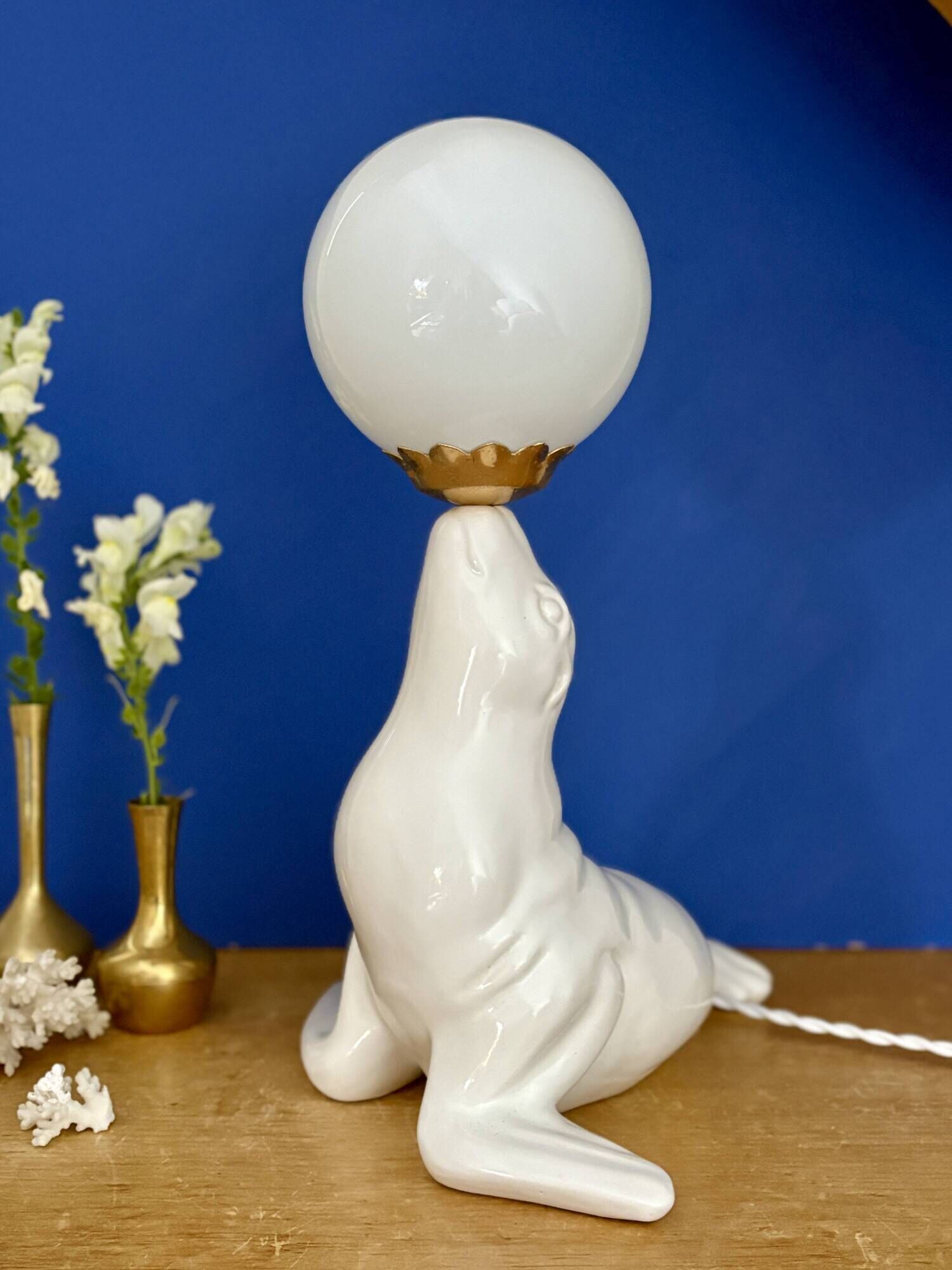 Vintage seal lamp in white ceramic and opaline.
