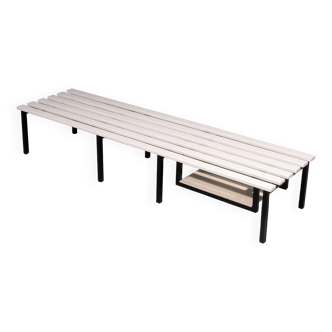 Banc en bois blanc vintage avec cadre en métal noir