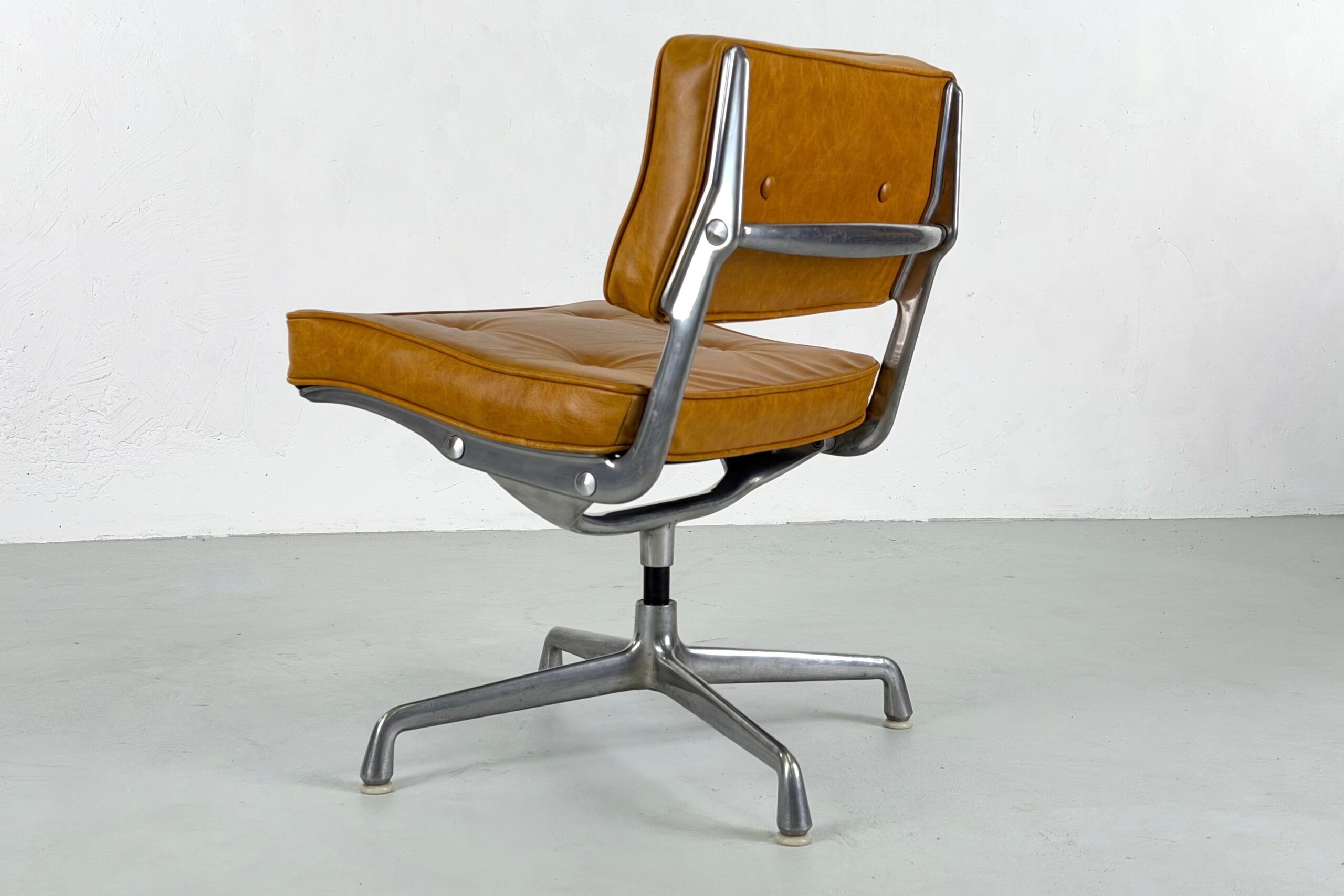 Magnificent pair of "Intermediate" office chairs by Charles & Ray Eames for Herman Miller – 1960s