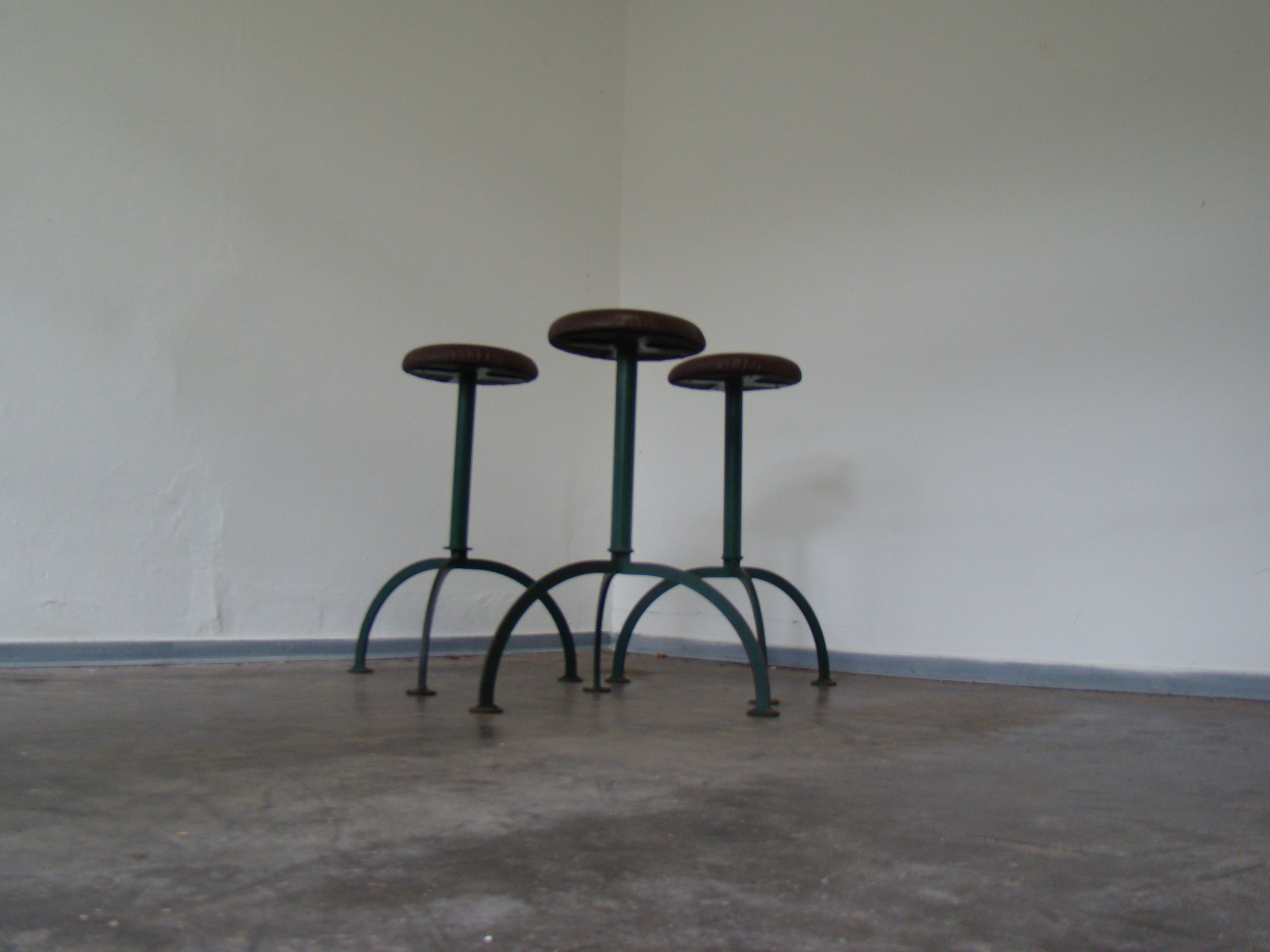 Ensemble de 3 tabourets industriels