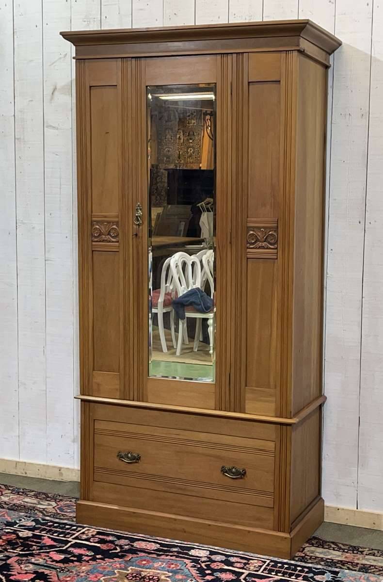 English wardrobe in walnut from the early 20th century.