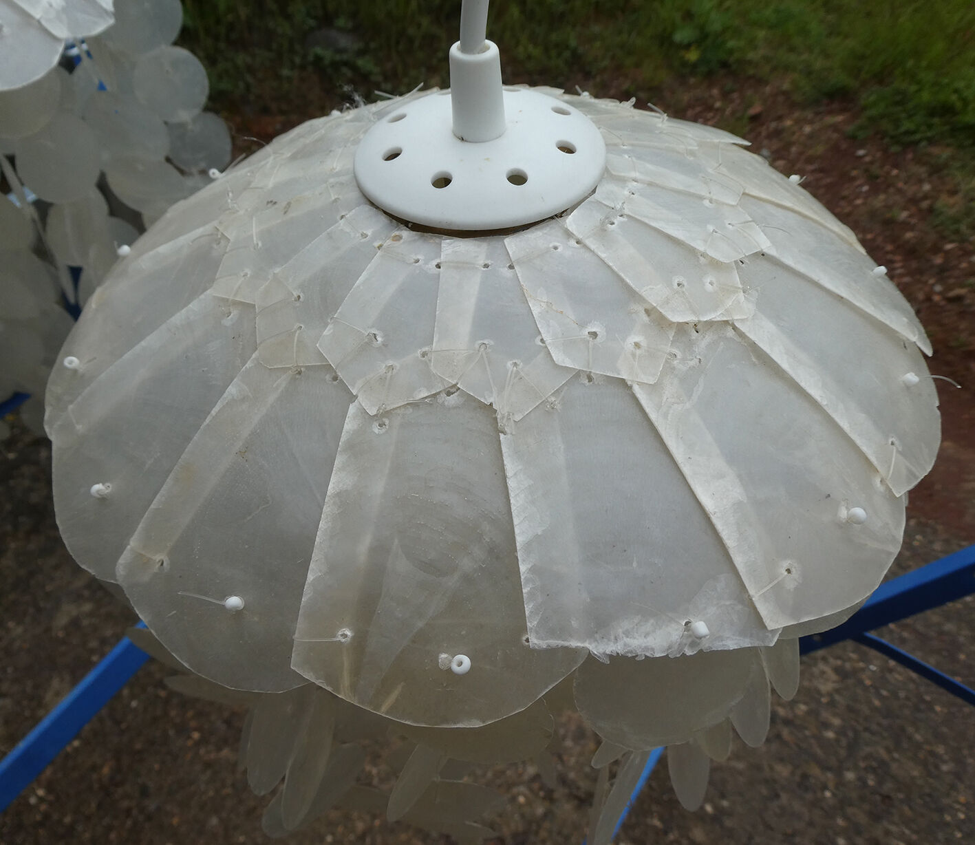 Duo of hanging lamps in mother-of-pearl tassels