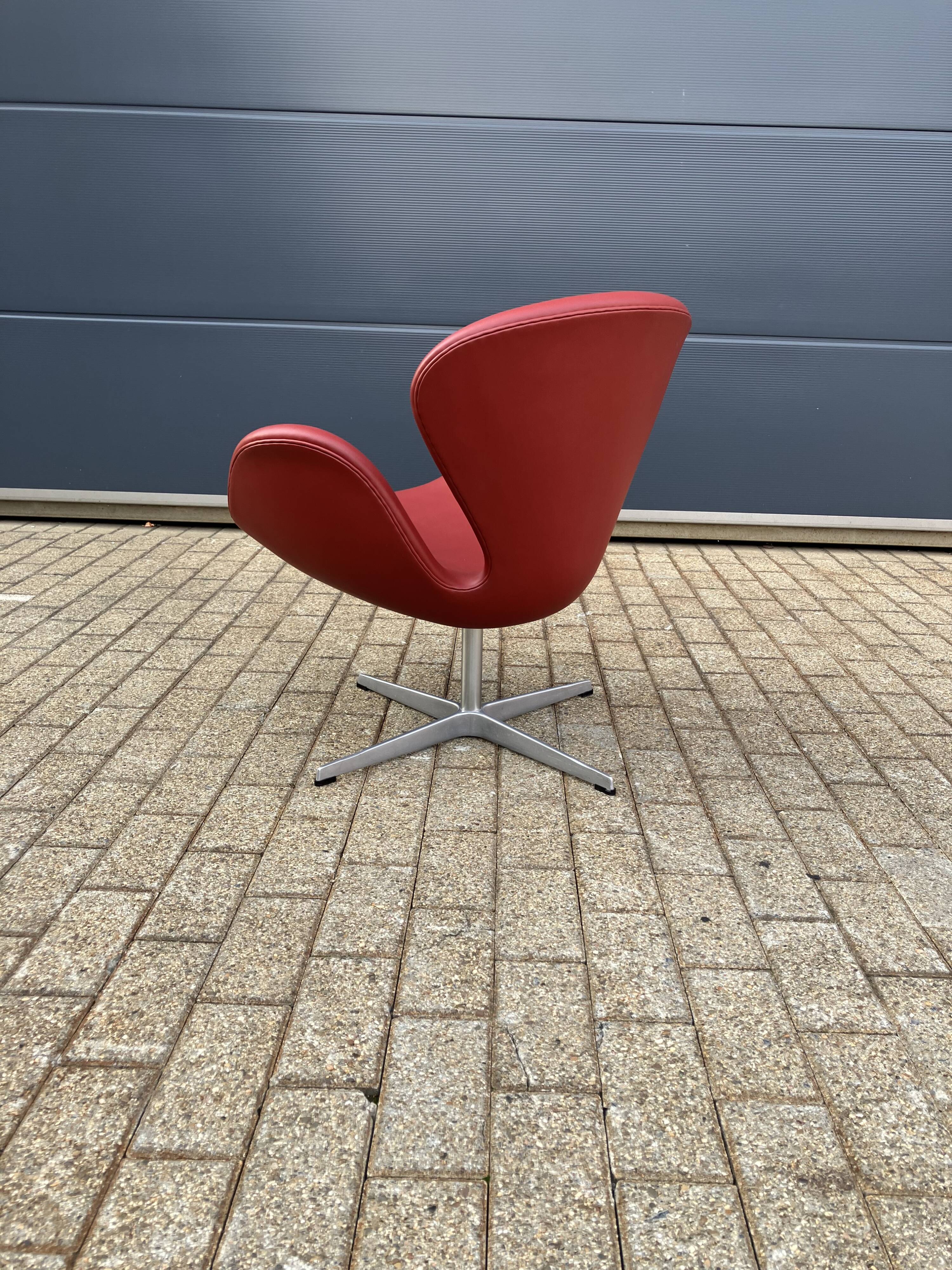 Fritz Hansen Swan chair in Indian Red leather, NEW!!!