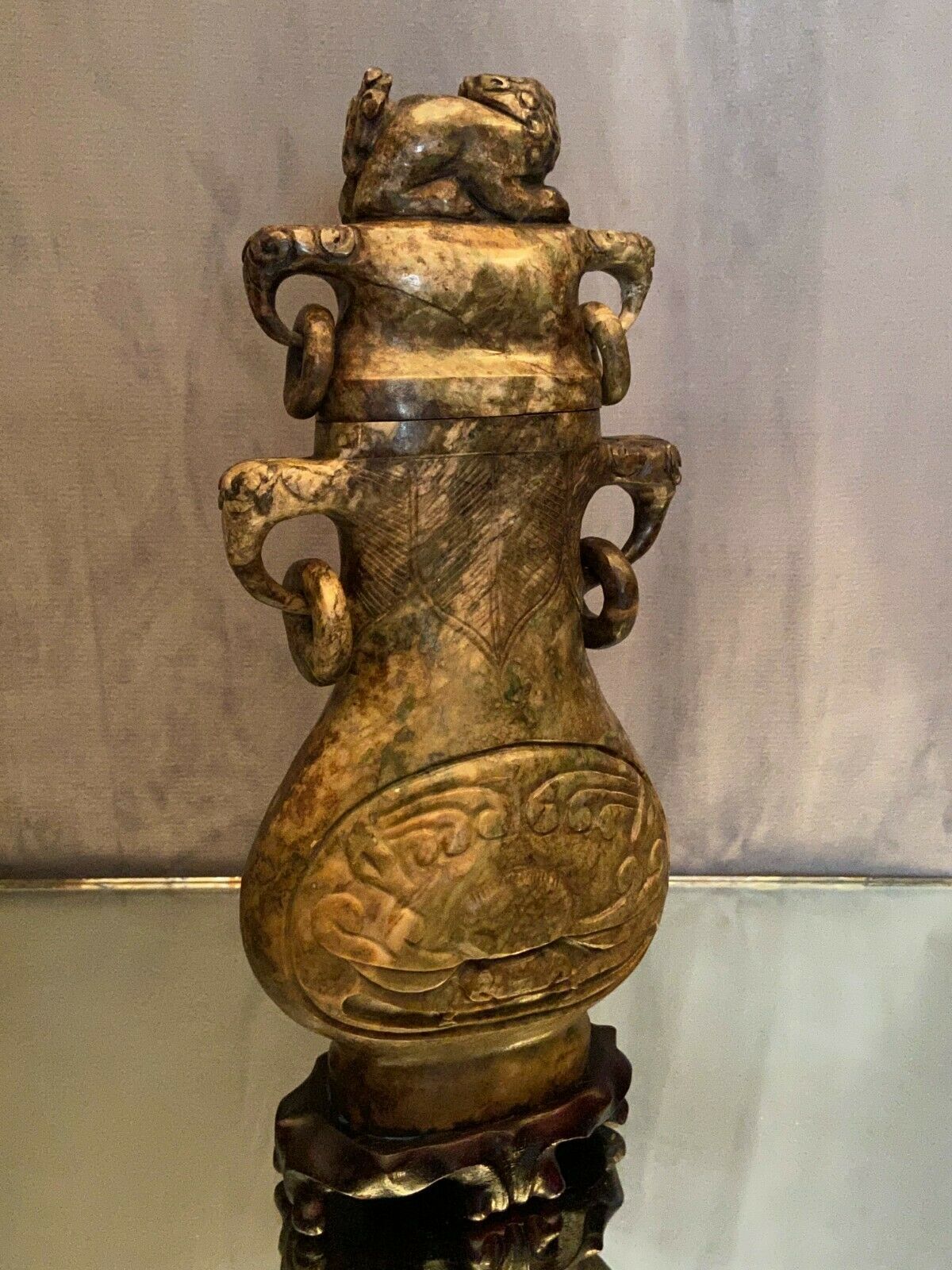 Covered vase in hard stone carved China