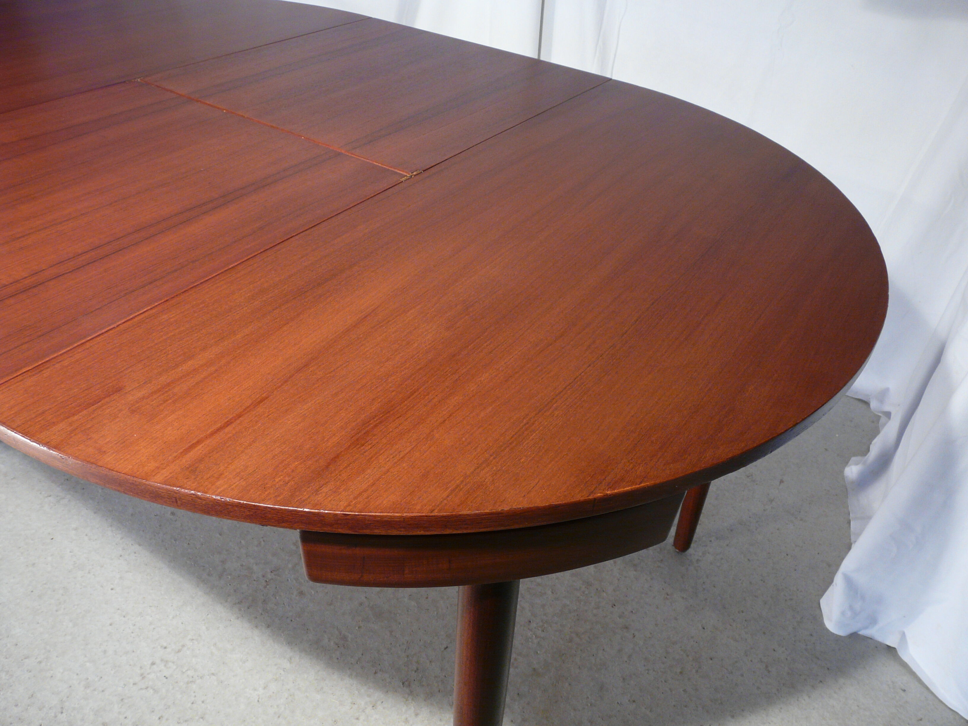 Scandinavian extendable round table Hans Olsen