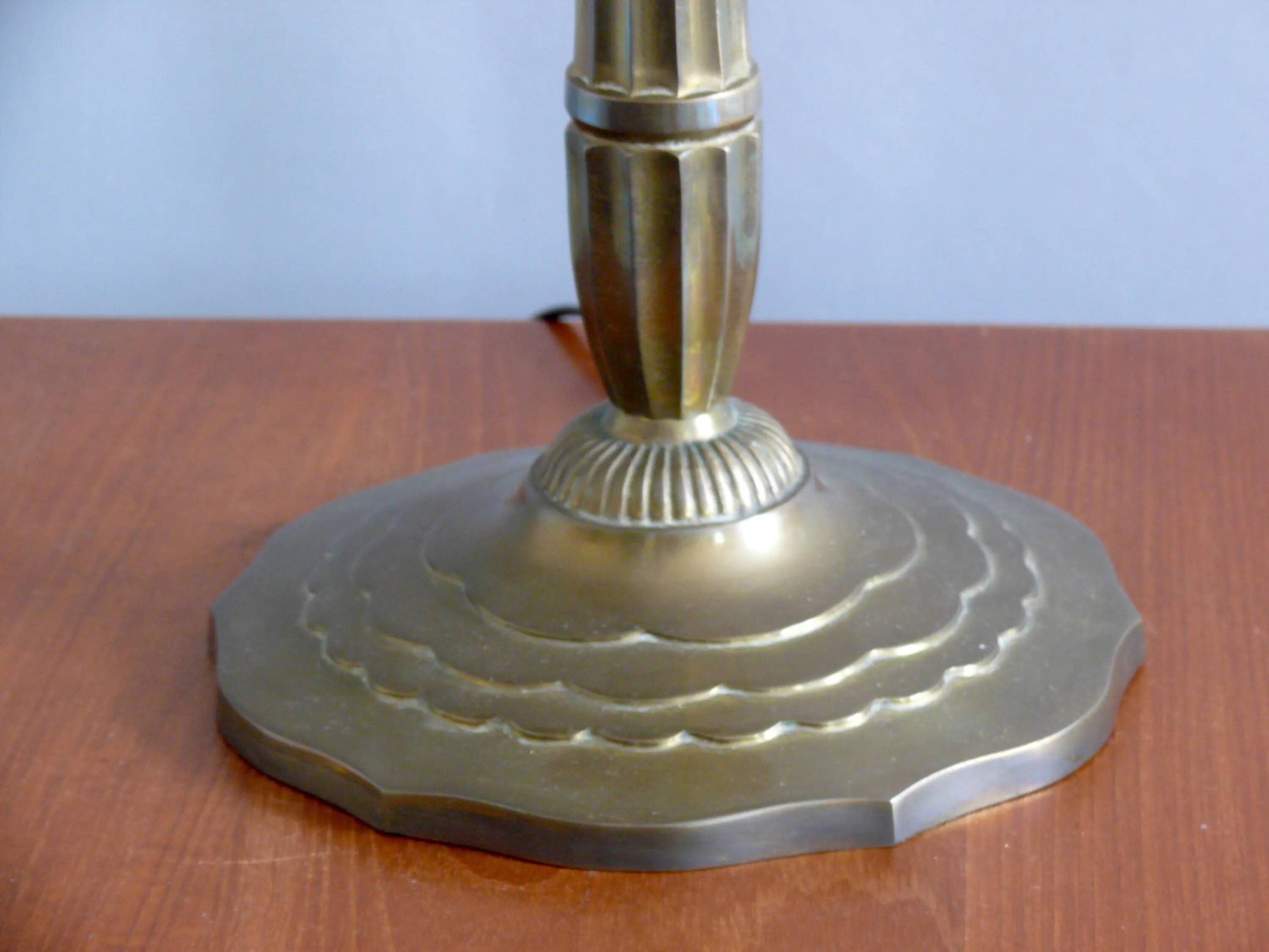 Lampe de table Muller Frères, France, avec pied en laiton et abat-jour en pâte de verre, style Art déco vers 1930