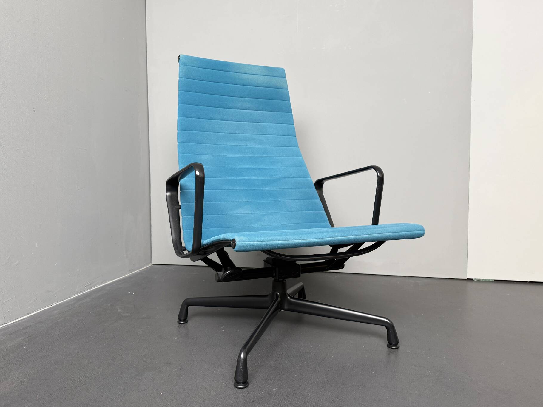 EA-124 office chair, aluminium chair, Hop Sak, turquoise blue, by Charles & Ray Eames for Vitra, Norway, 2000s. Swivel and tilt function.