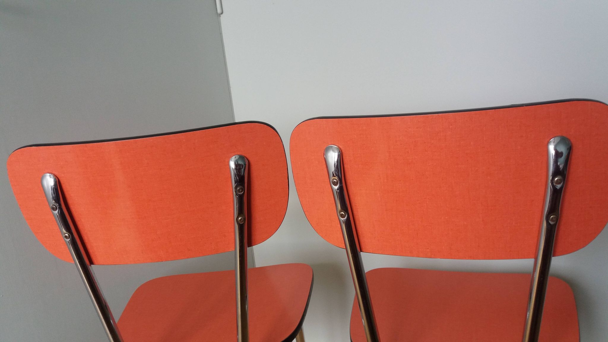 Chaises en formica rouge orange et métal chromé