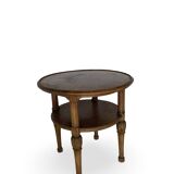 Petite table basse en noyer sculpté années 1920