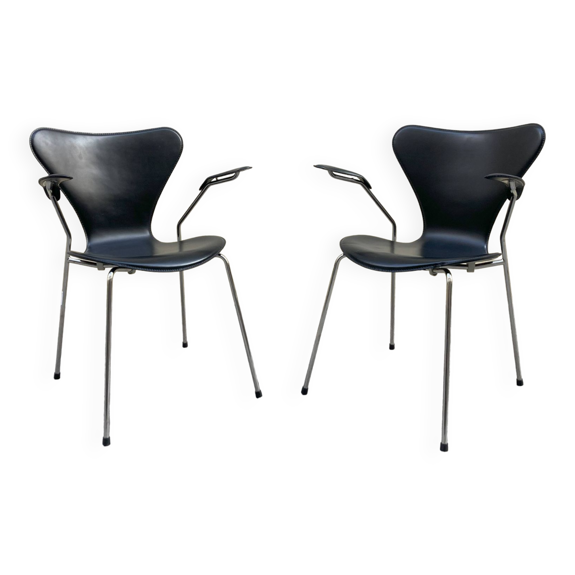 Pair of Arne Jacobsen series 7 chairs in black leather