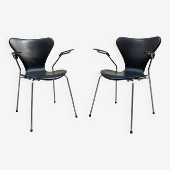 Pair of chairs series 7 Arne Jacobsen in black leather