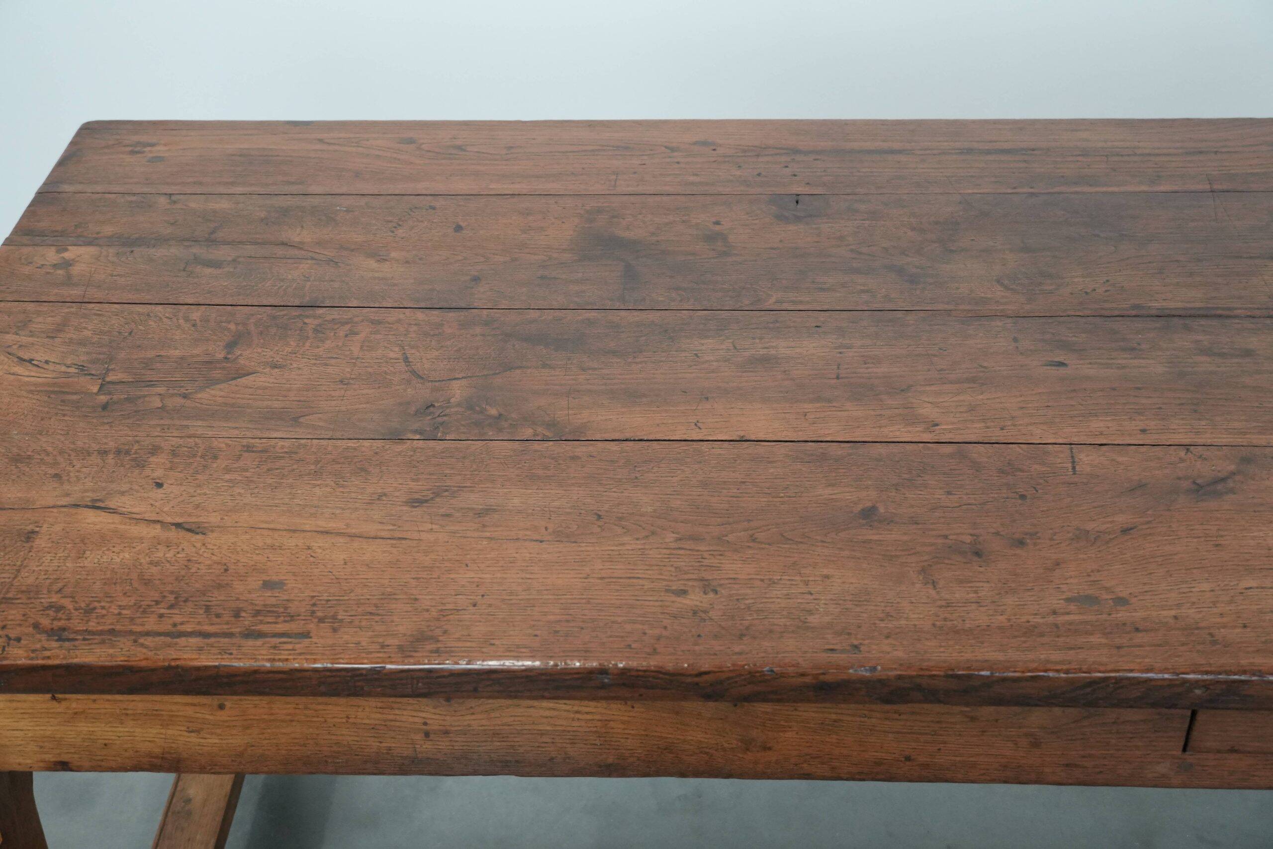 Grande table à manger antique française pour 6 à 8 personnes.