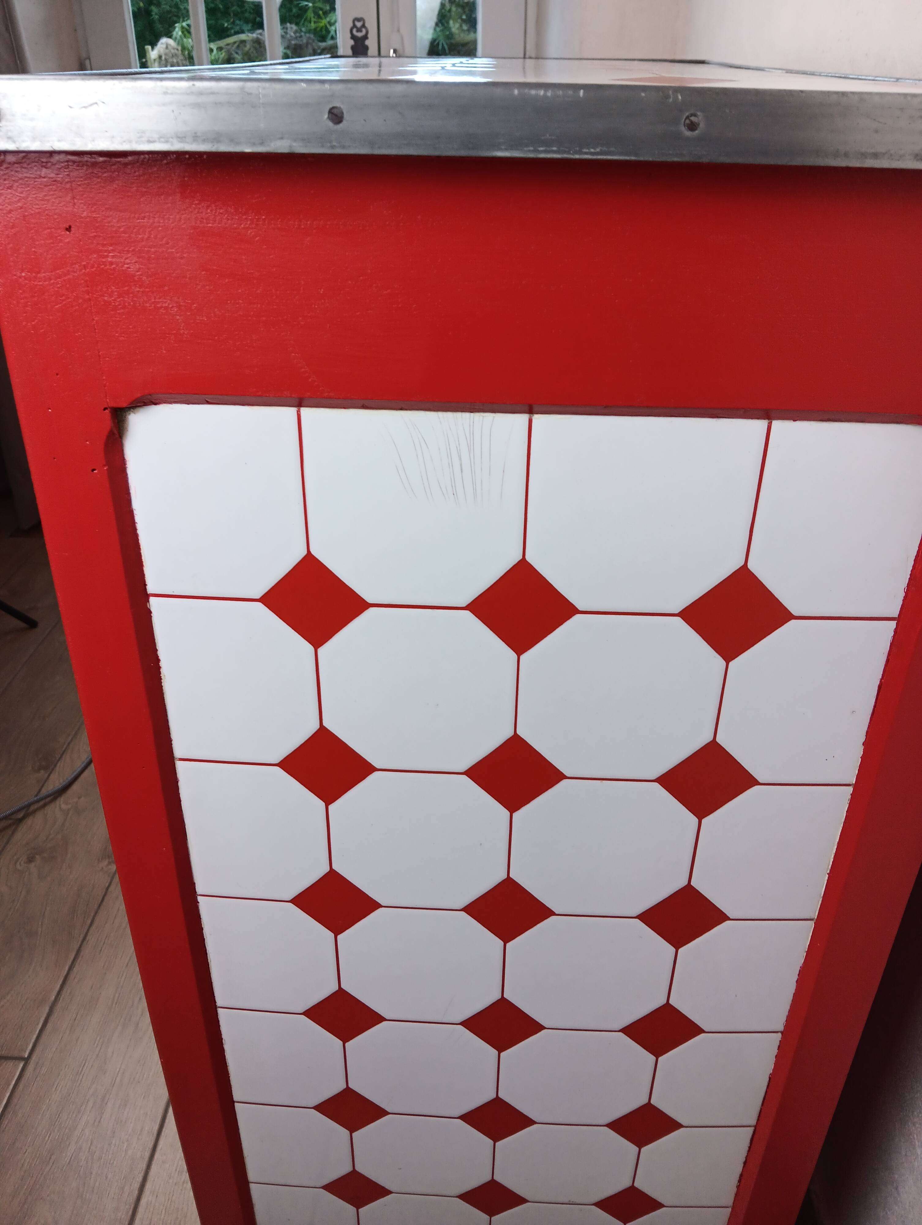 Meuble de métier , buffet parisien en tôle émaillé rouge et blanc