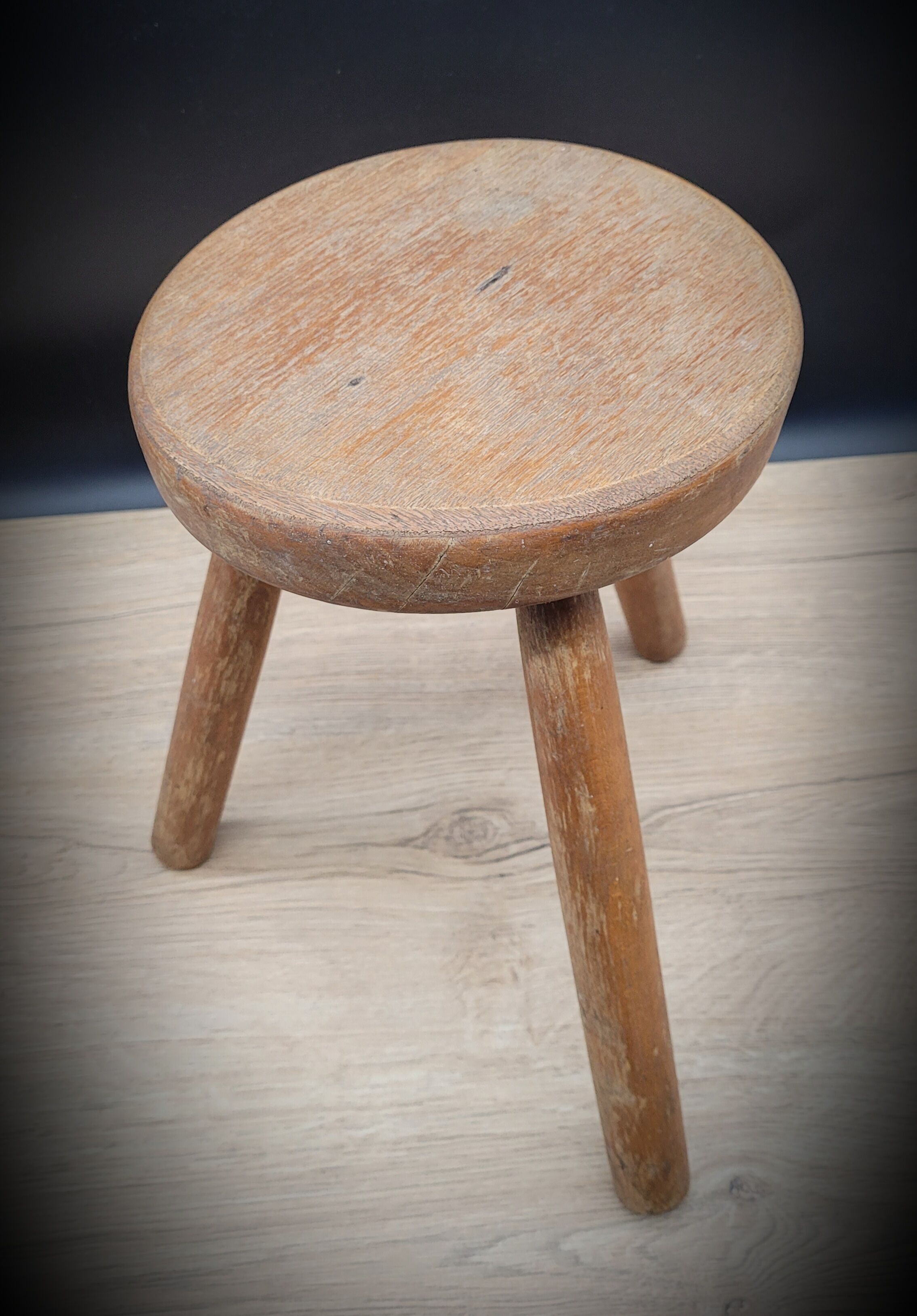 Cowherd stool tripod round solid wood