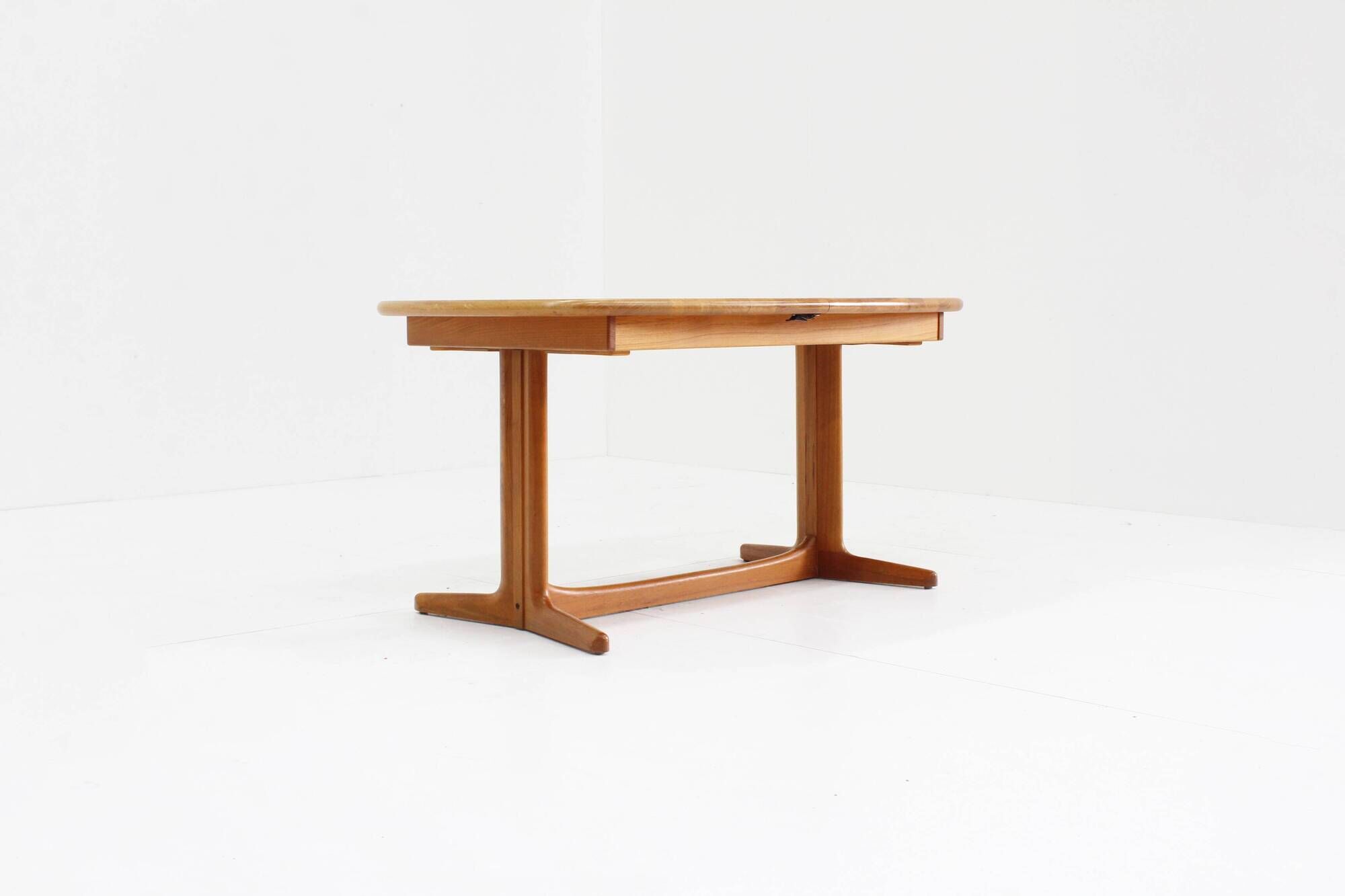 Table à manger ovale extensible vintage danoise en teck massif des années 1960
