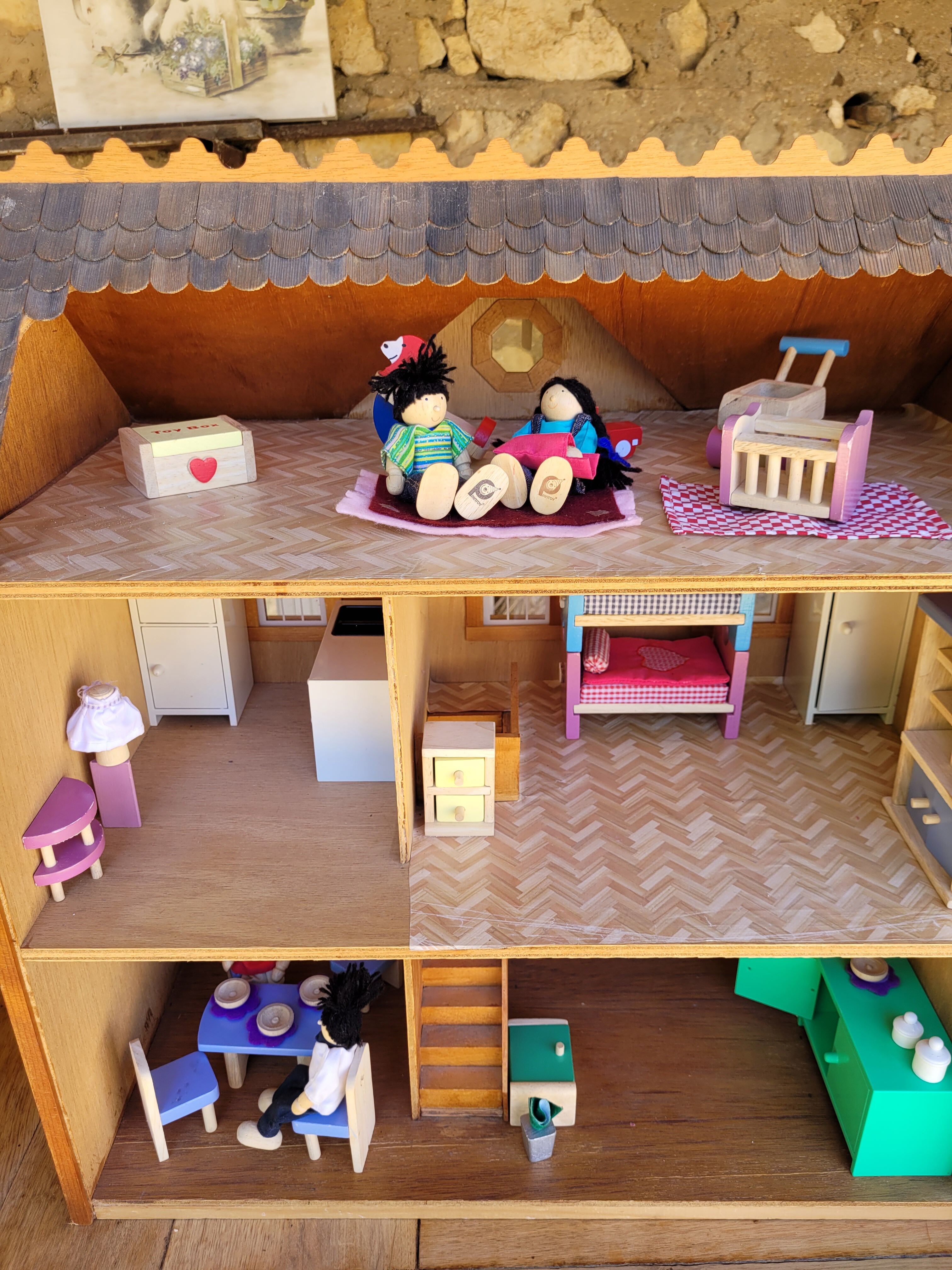 Artisanal cottage house for dolls