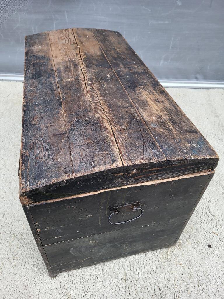 Pine trunk with blackened wood patina