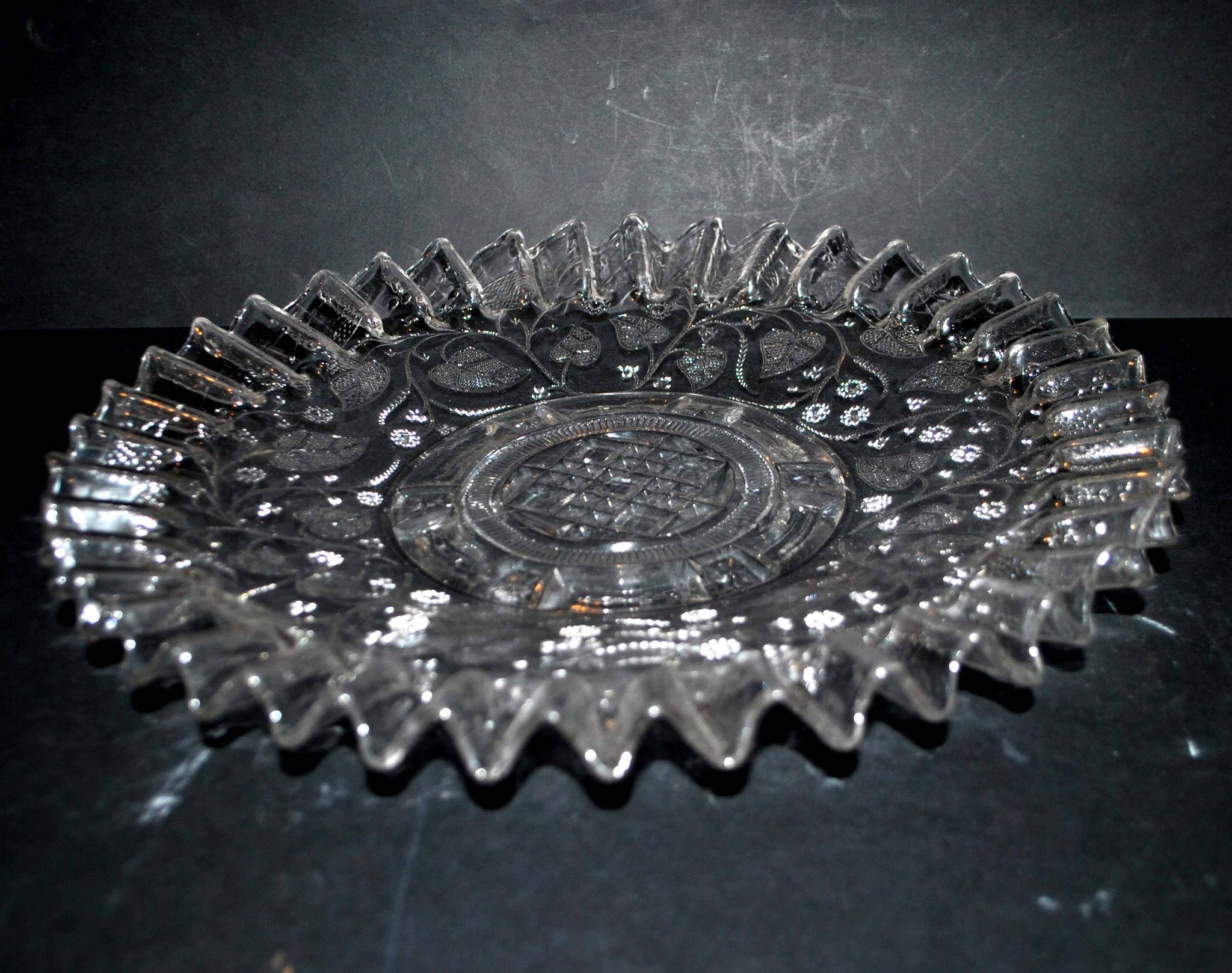 Old molded glass cake dish cutter - ivy decoration wavy edge 31cm