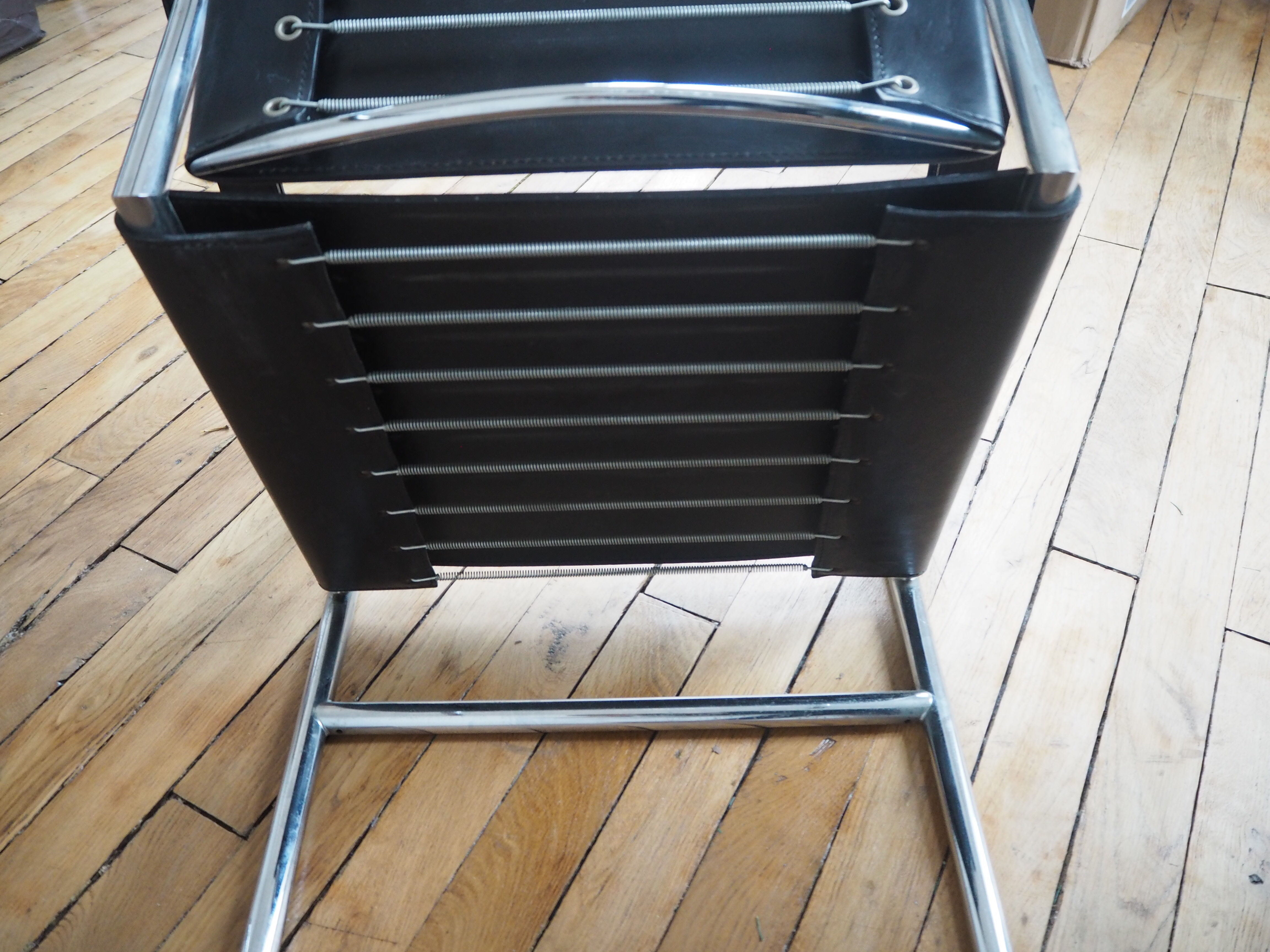 Paire de fauteuils LC1 par Le Corbusier