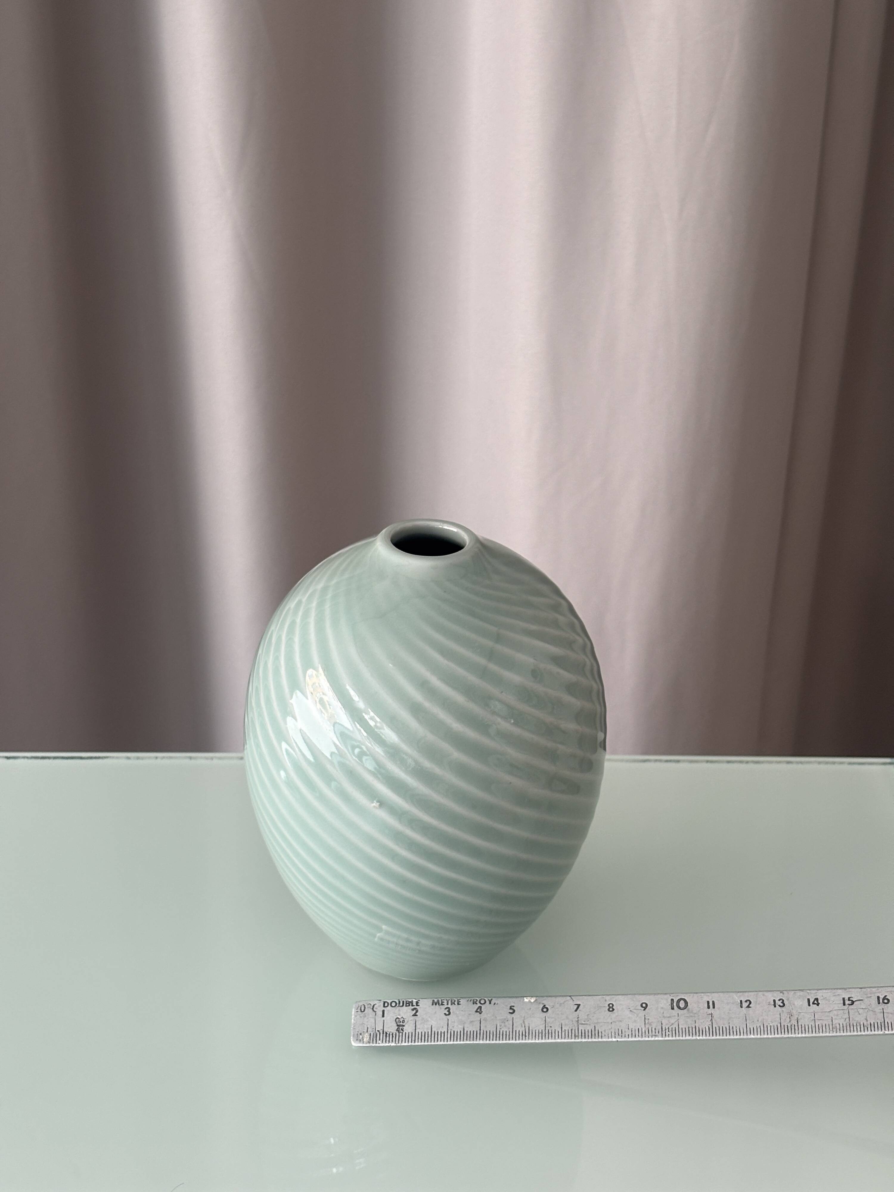 Vase en porcelaine ribbé céladon minimaliste