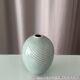 Vase en porcelaine ribbé céladon minimaliste