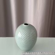 Vase en porcelaine ribbé céladon minimaliste