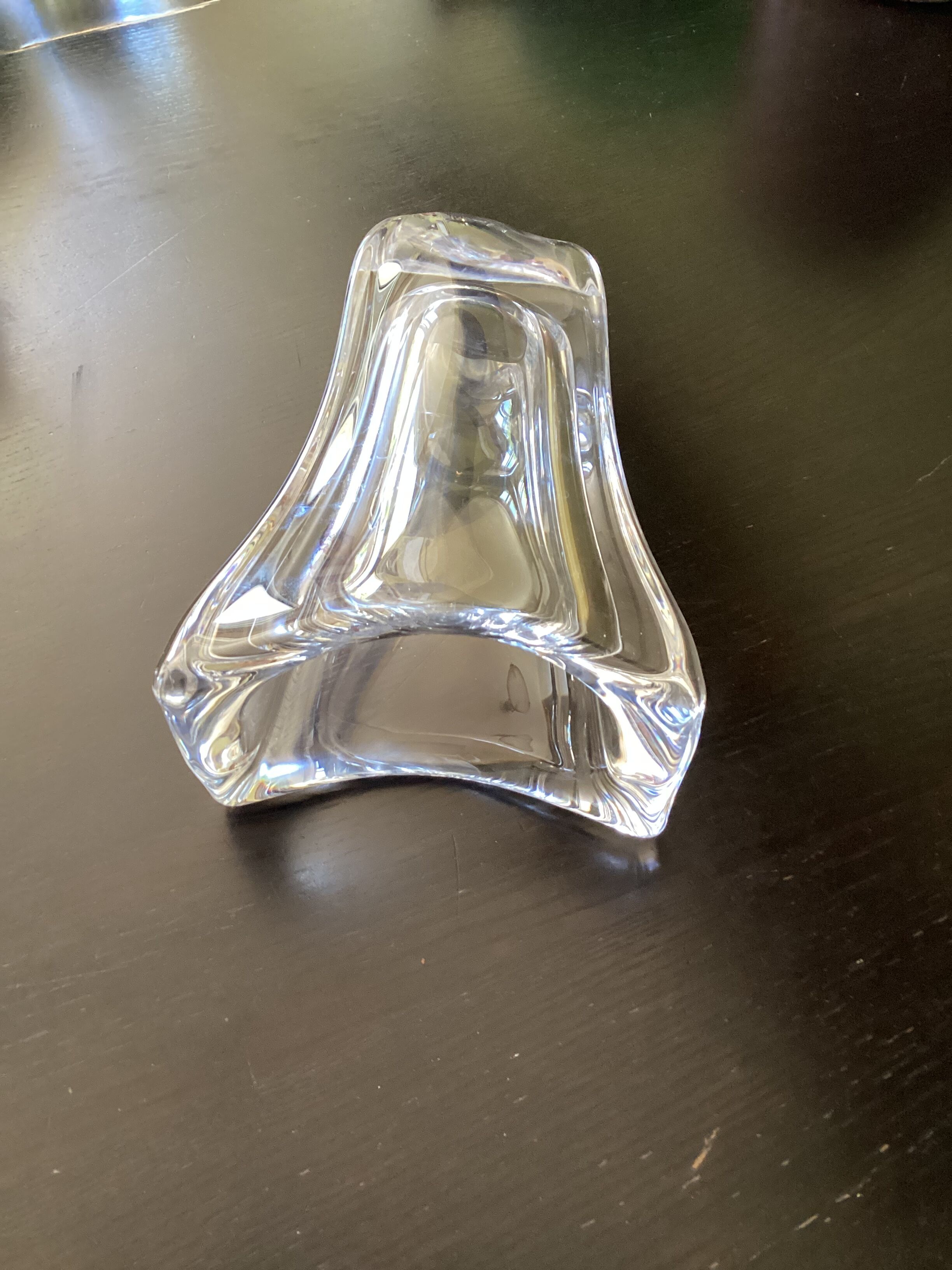 Vase en cristal signé Daum France design vintage dimension : hauteur -23cm- largeur -16cm-