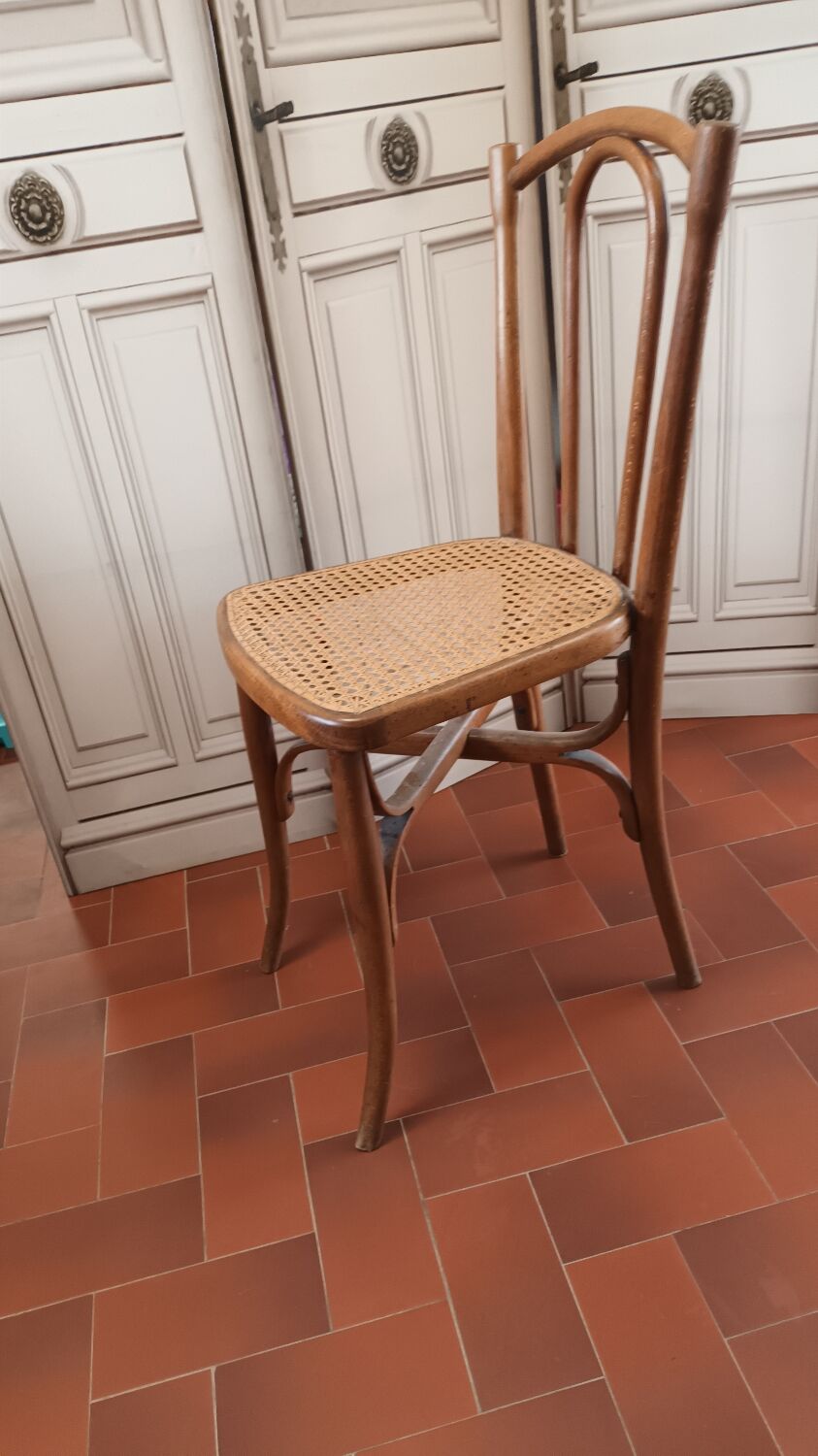 Curved wood bistro chair