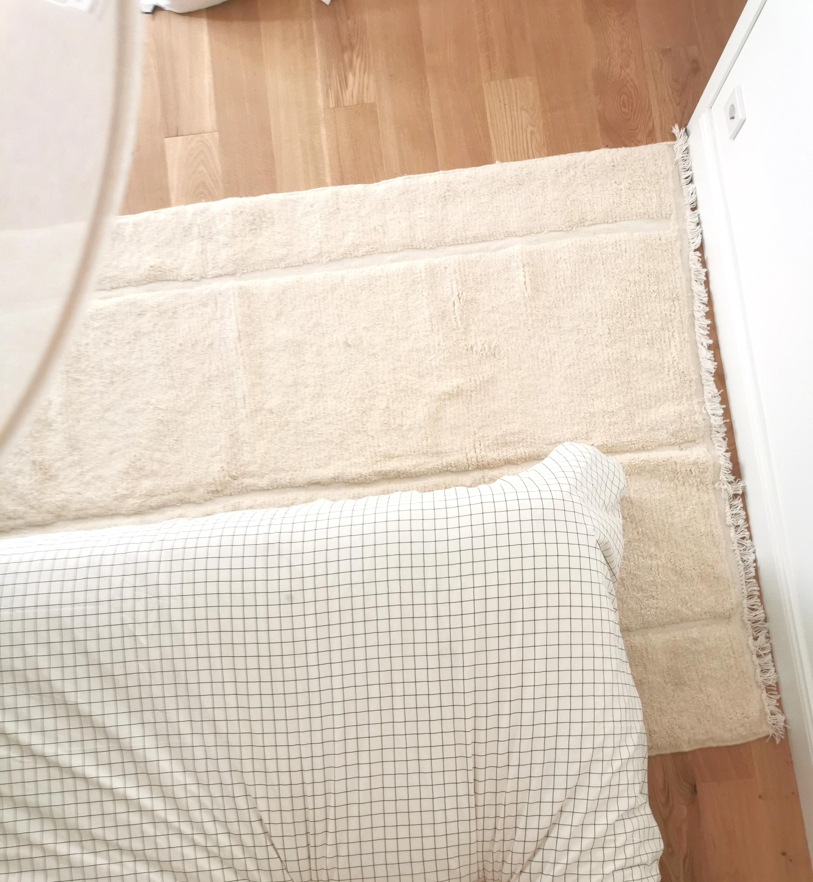 Berber carpet Béni Ouarain plain white with inlaid line patterns