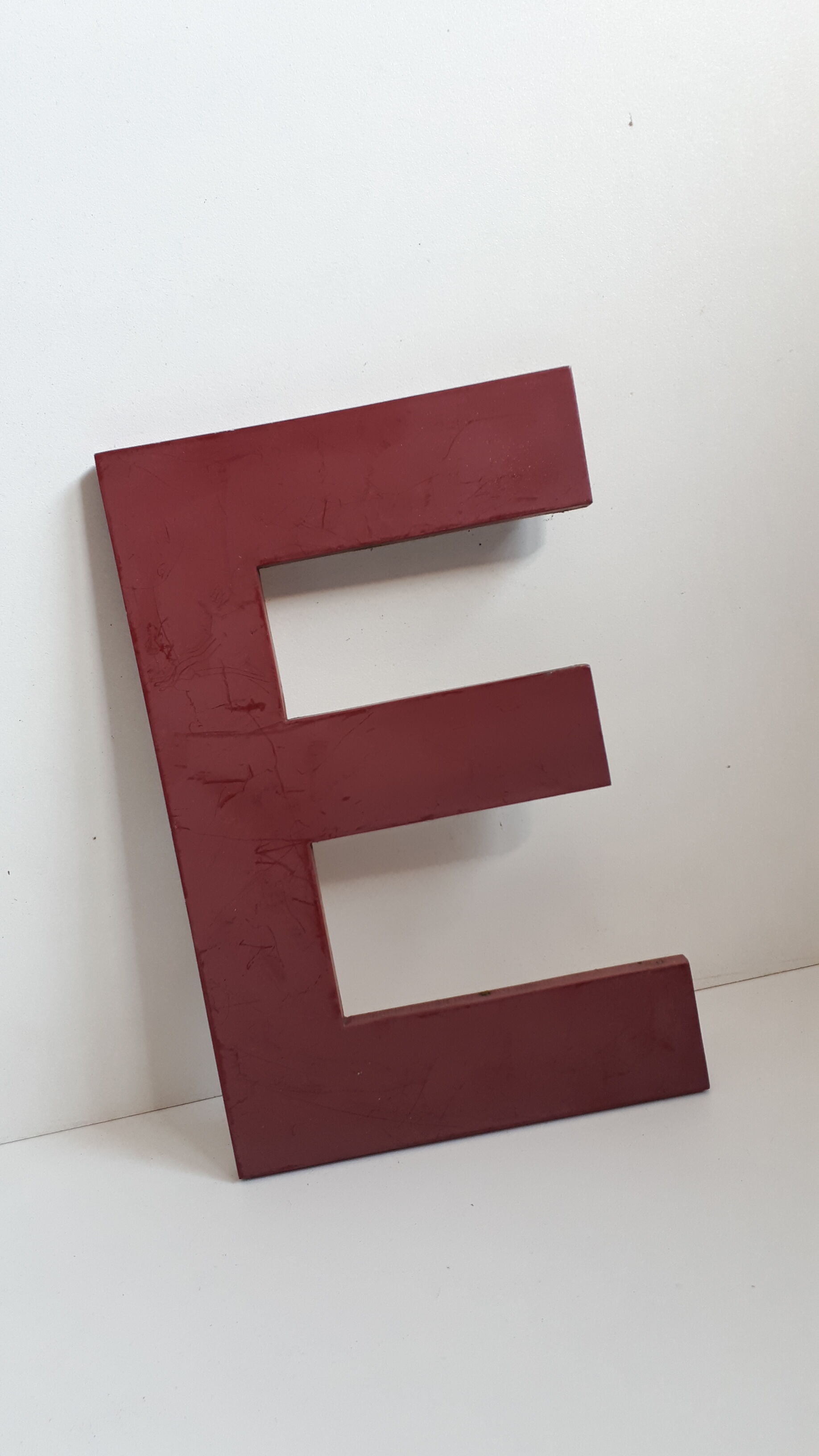 Letter sign E