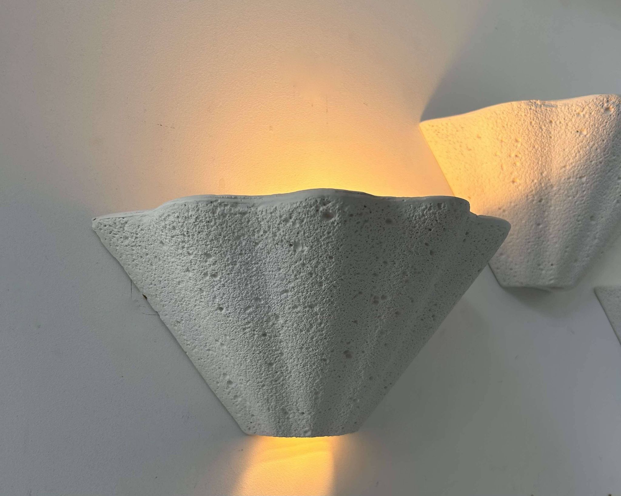 Set of 3 vintage shell wall lights, matte white stone-effect plaster, France 1970