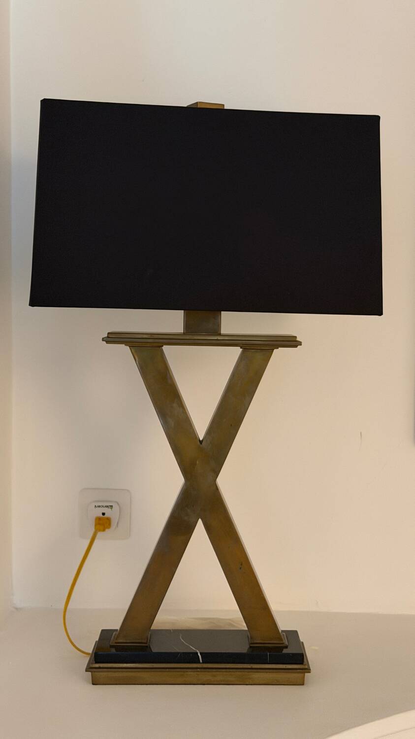 Paire de lampes de table — pied en laiton formé en X, socle marbre noi