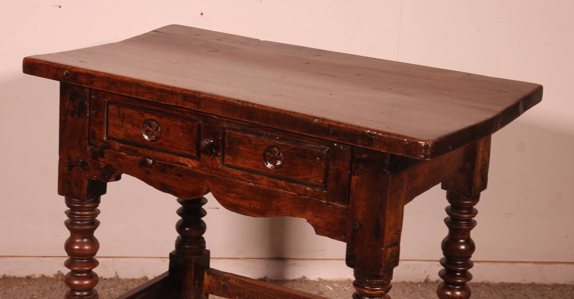 Spanish table from the 17th century in walnut.