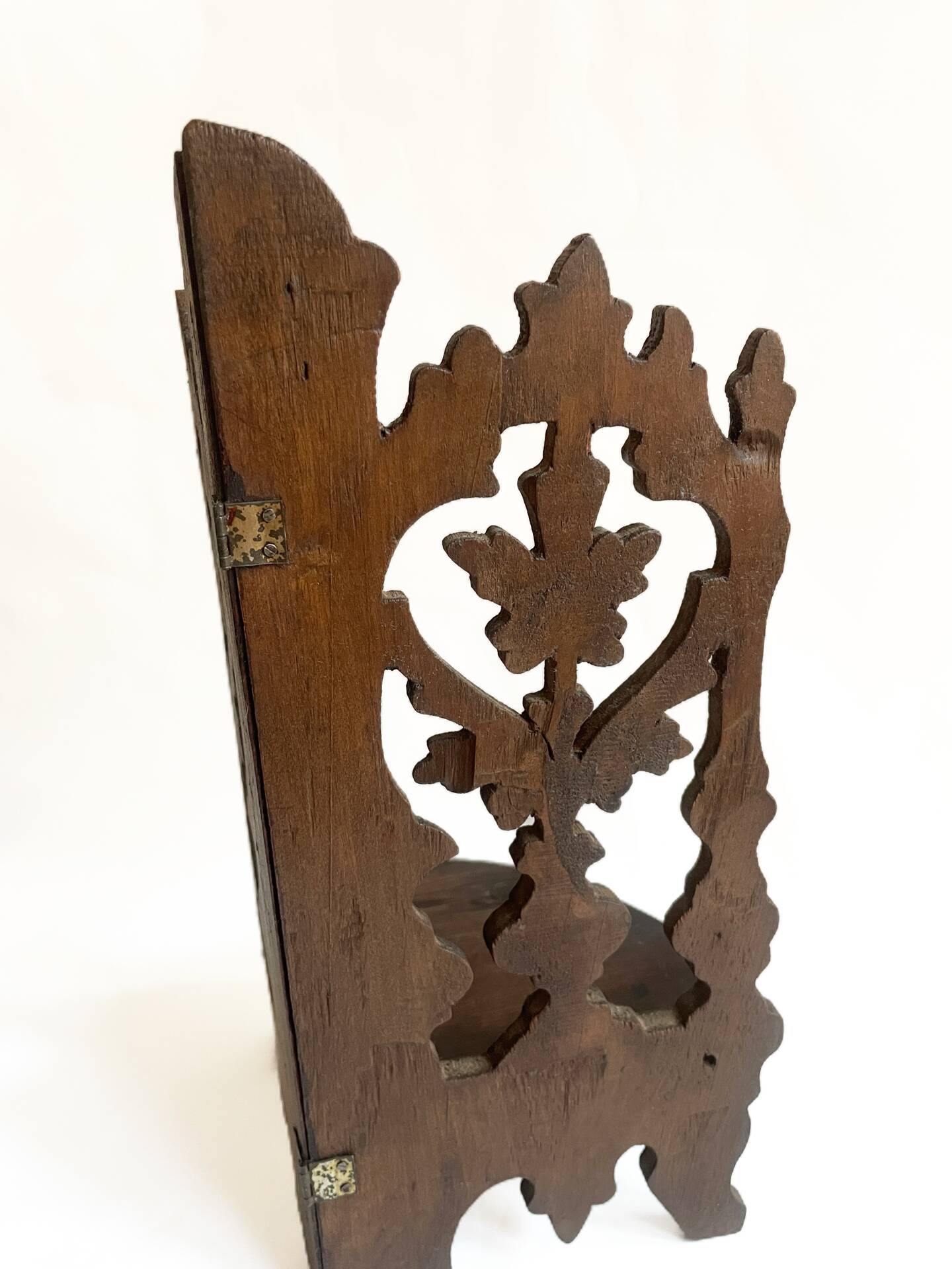 Petite étagère d’angle en bois sculpté