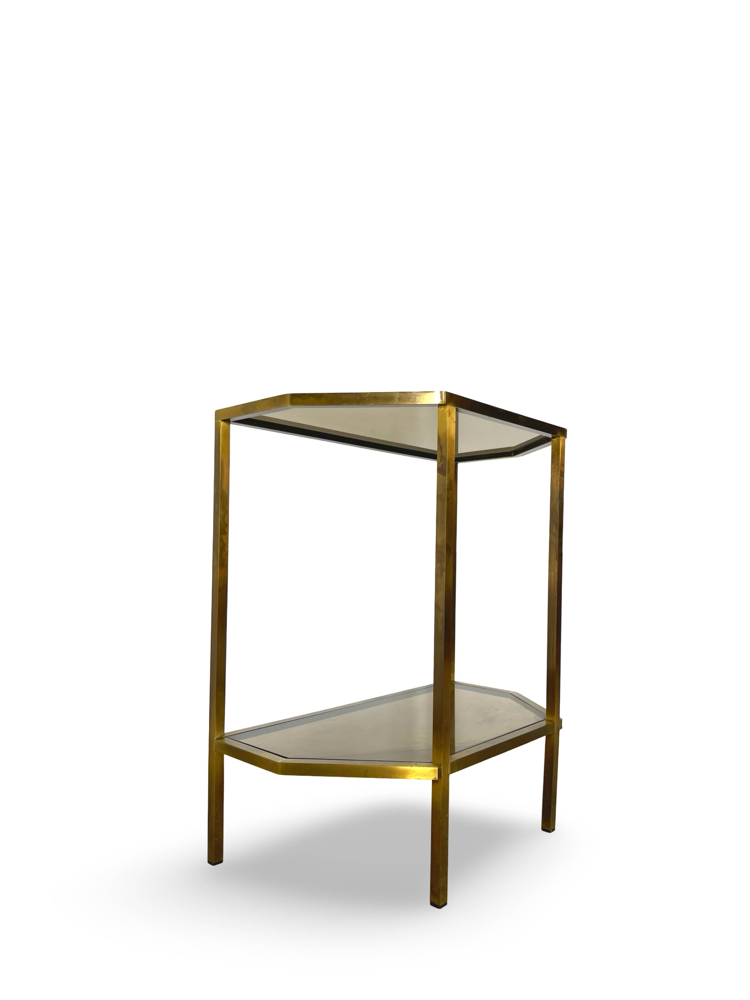 Table d'appoint italienne demi-hexagonale en laiton des années 1970.