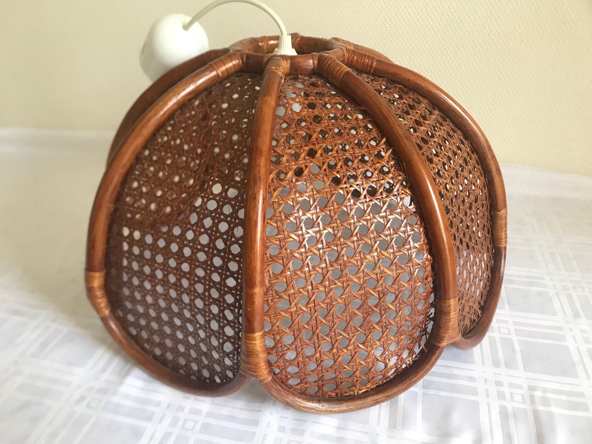 Suspension fleur rotin