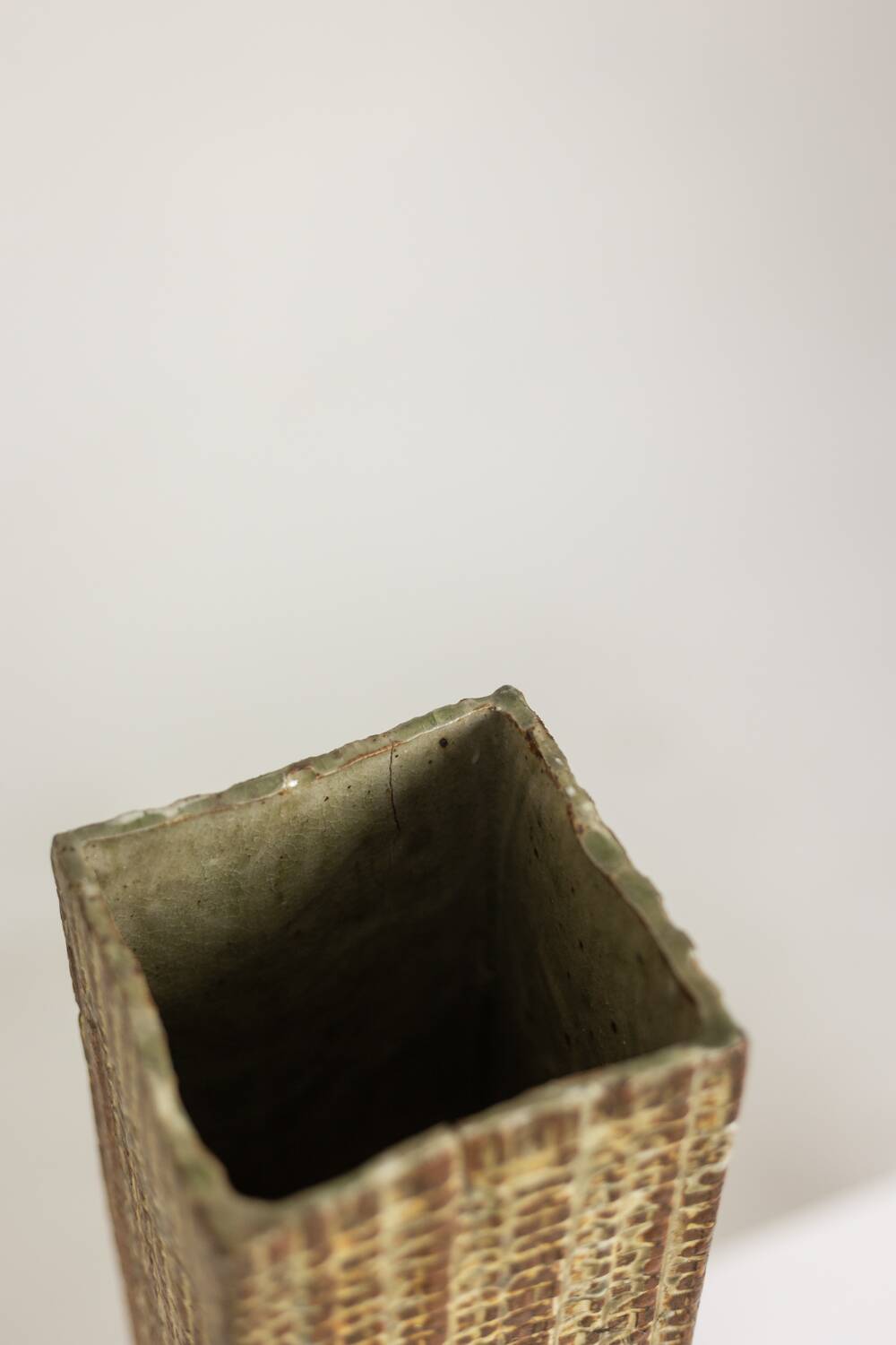 Vase de style Brutaliste en grès, à décor végétal. Année 1977.