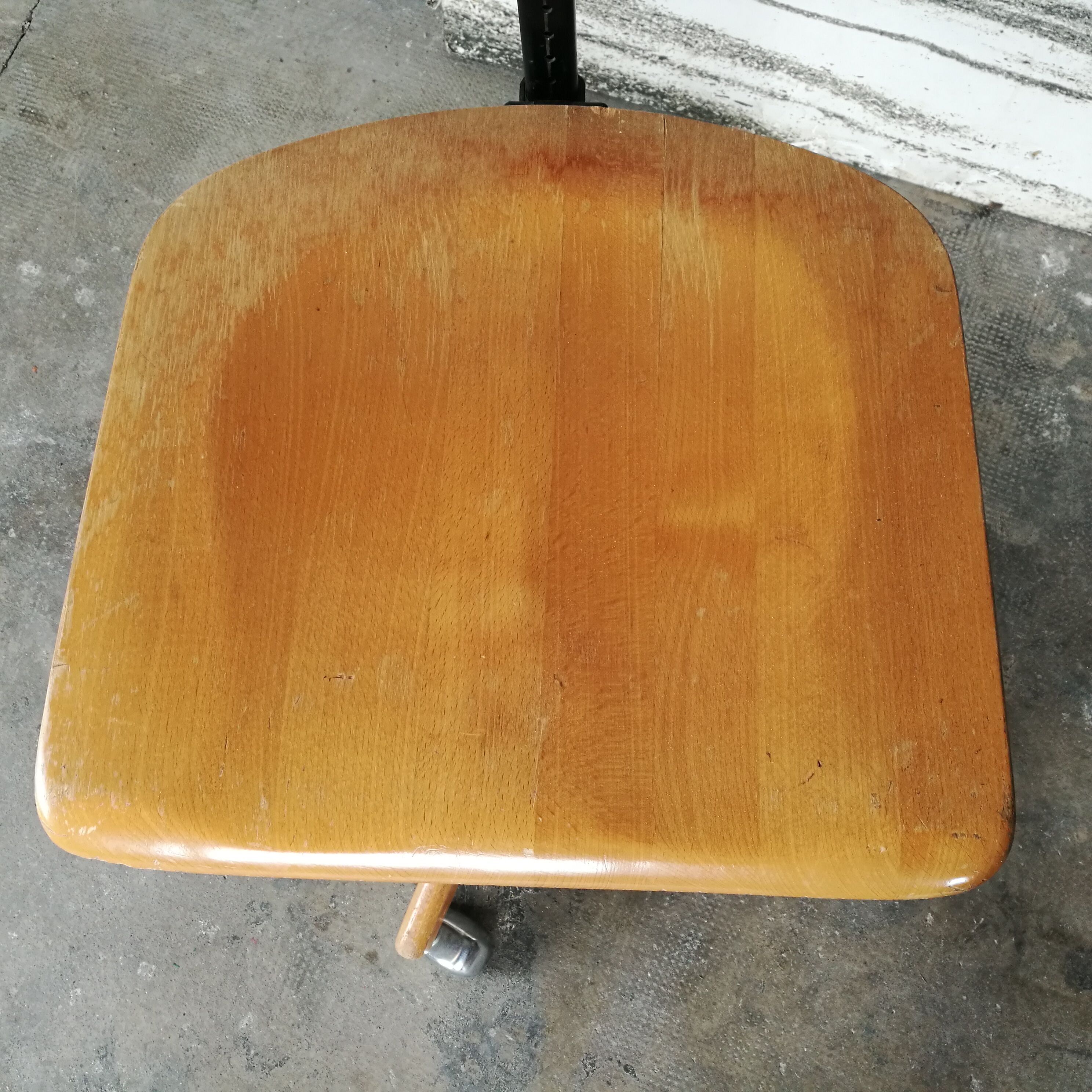 Swivel workshop chair