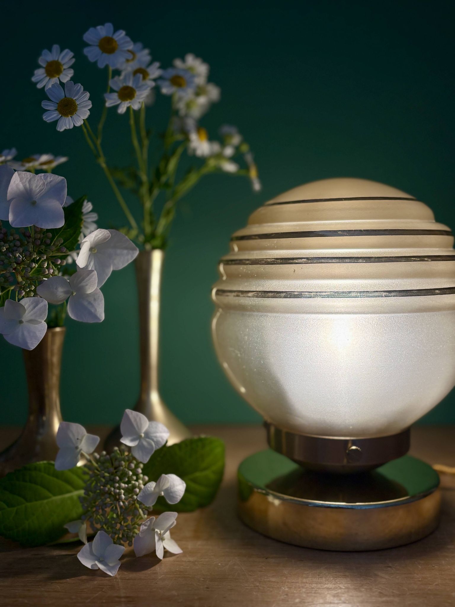 Lampe à poser globe vintage en verre jaune et or