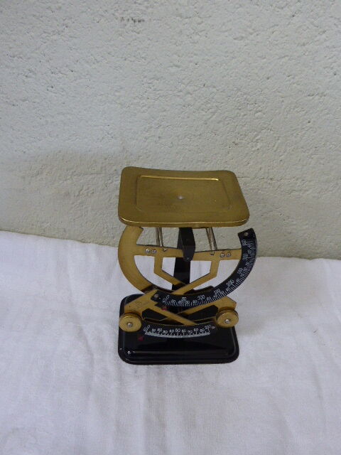 Weighs bilateral vintage metal letter 1940