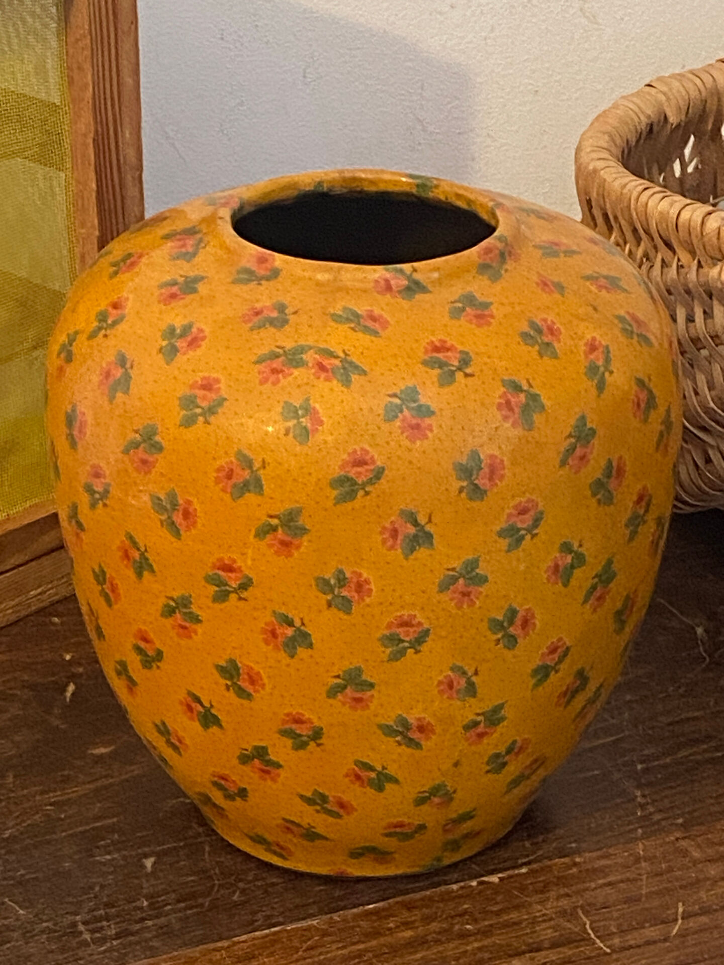 Vase en terre cuite, décor floral