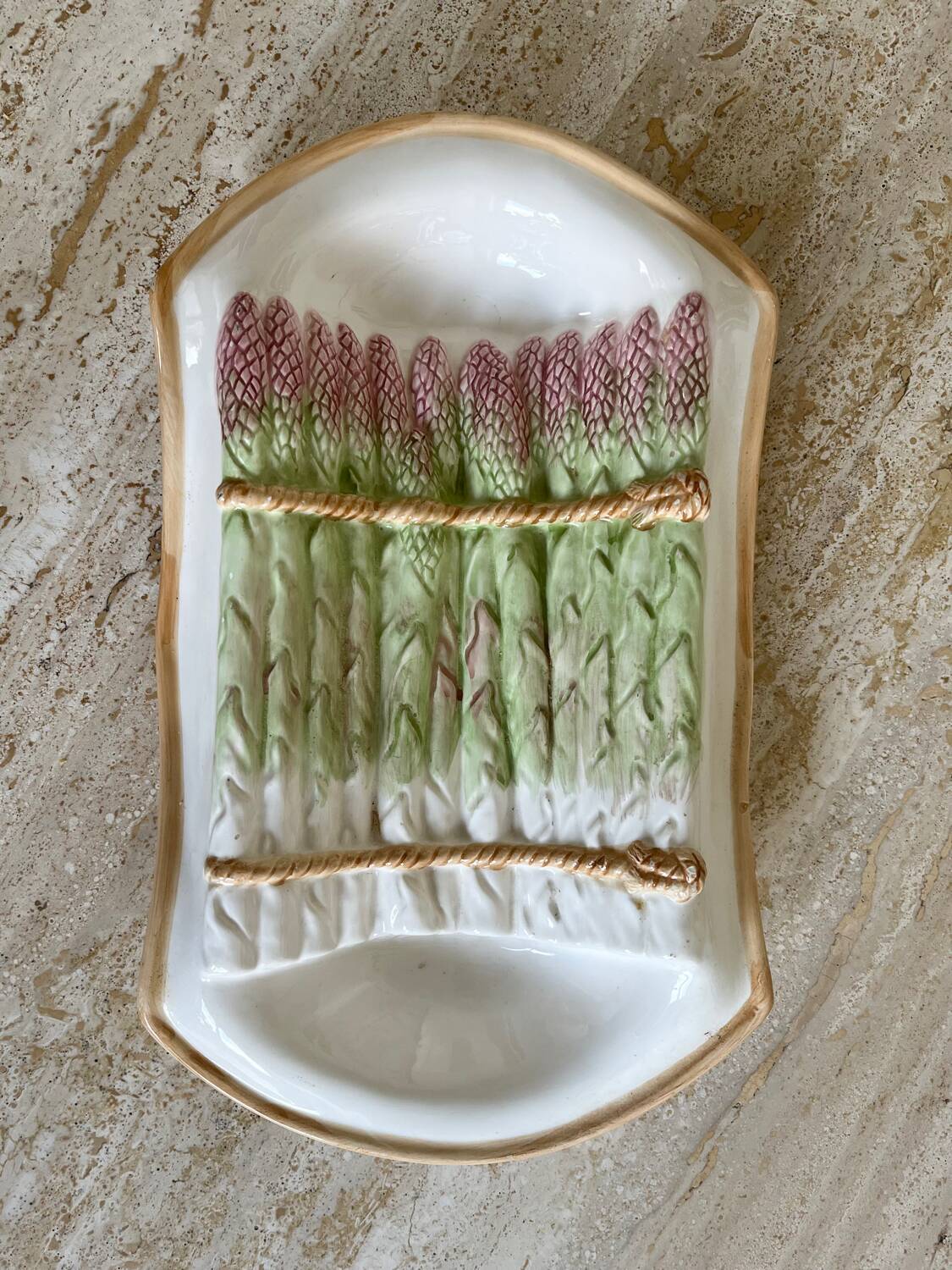 Asparagus-shaped slip dish