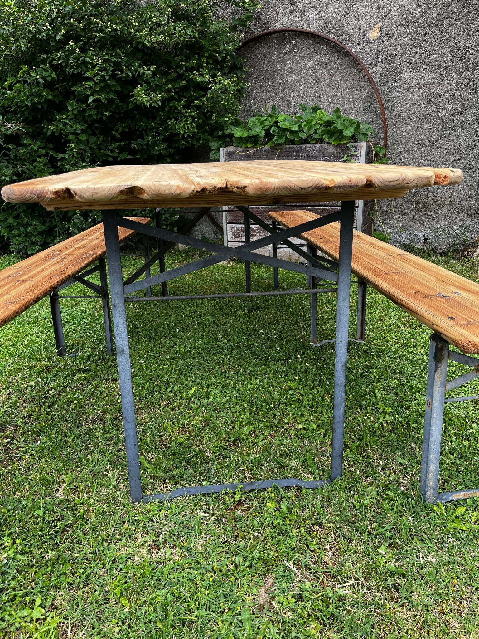 Guinguette table and benches